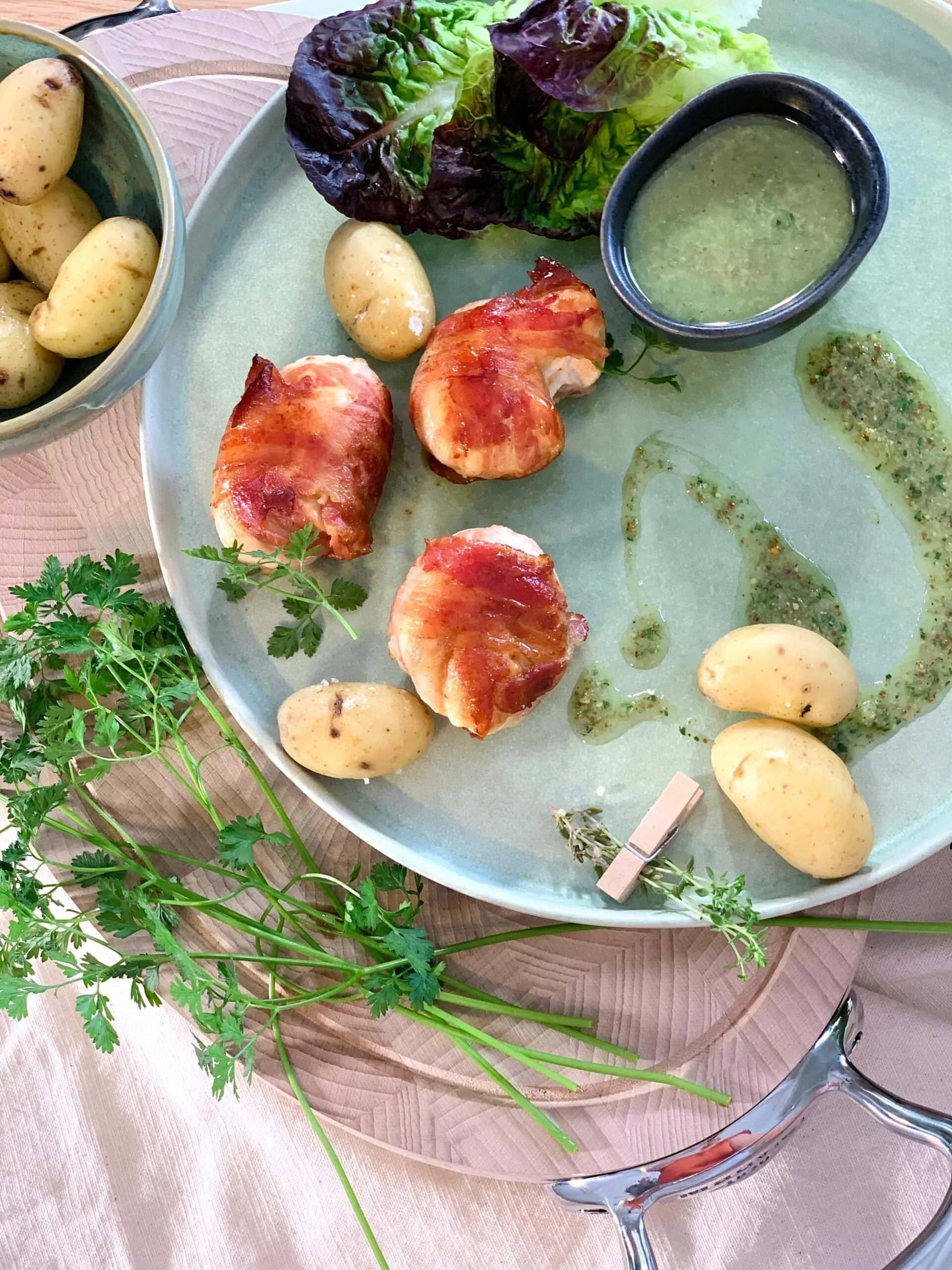 Poulet bardé de lard, sauce ravigote et pommes de terre grenaille