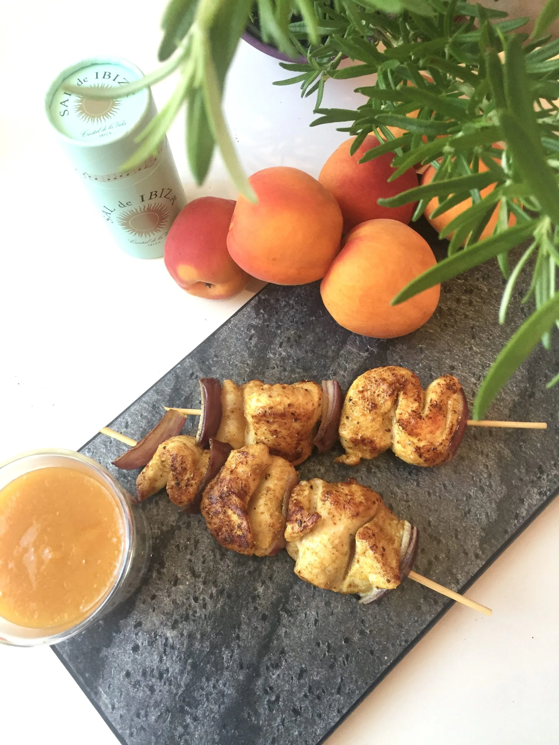 Brochettes de poulet et chutney d’abricot
