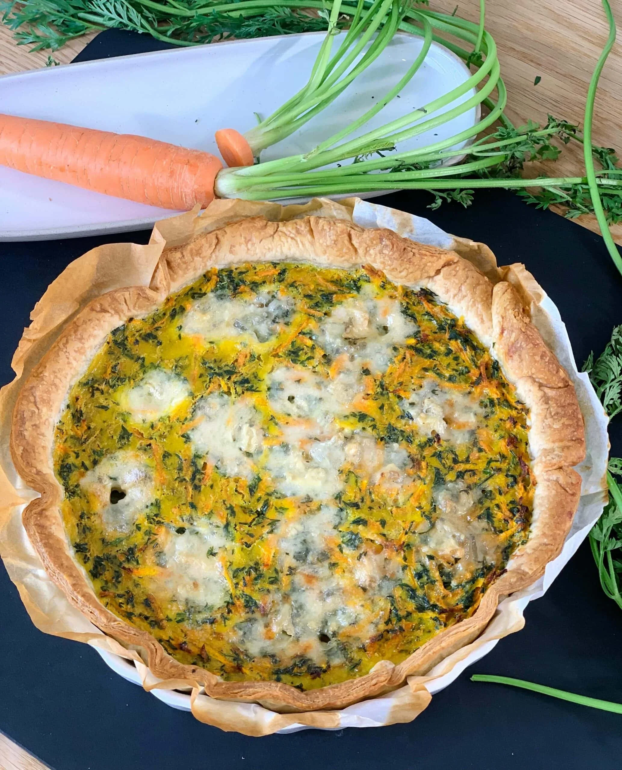 Quiche aux fanes de carottes et fromage bleu
