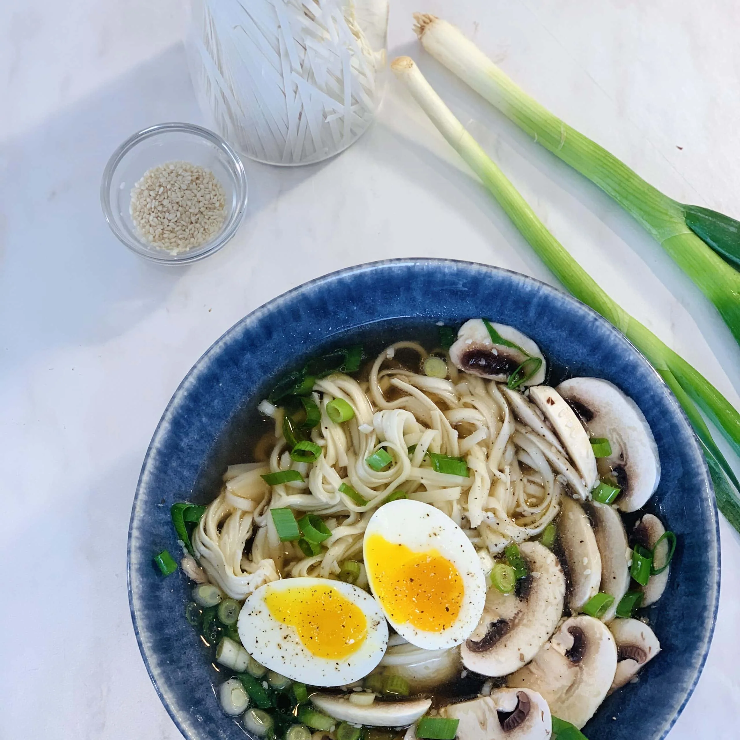 Ramen avec la carcasse d’un poulet