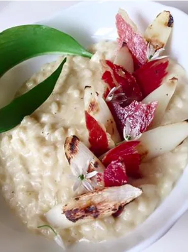 Risotto aux asperges vertes, coppa et ail des ours