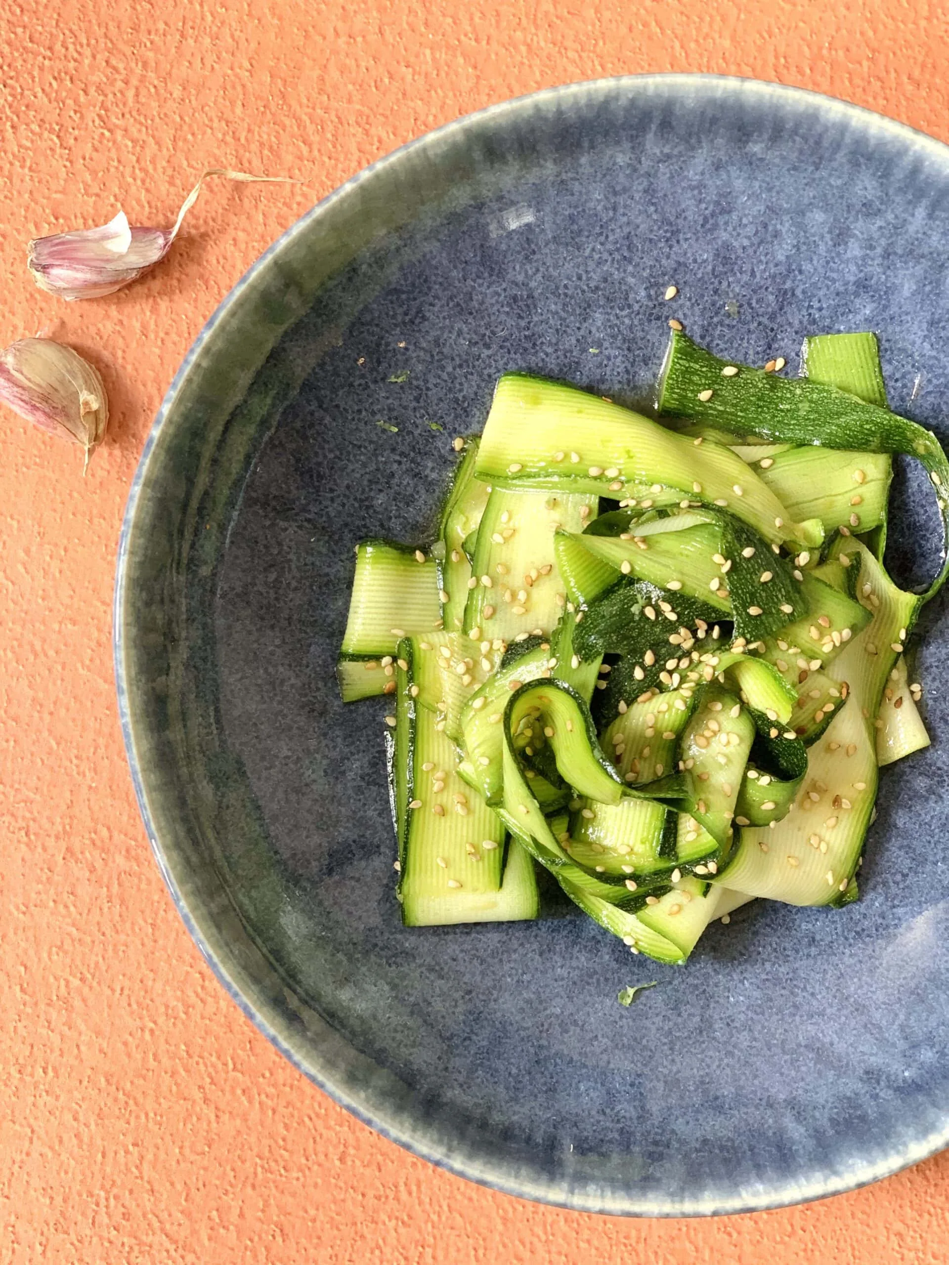 Salade crue de courgettes et vinaigrette au sésame