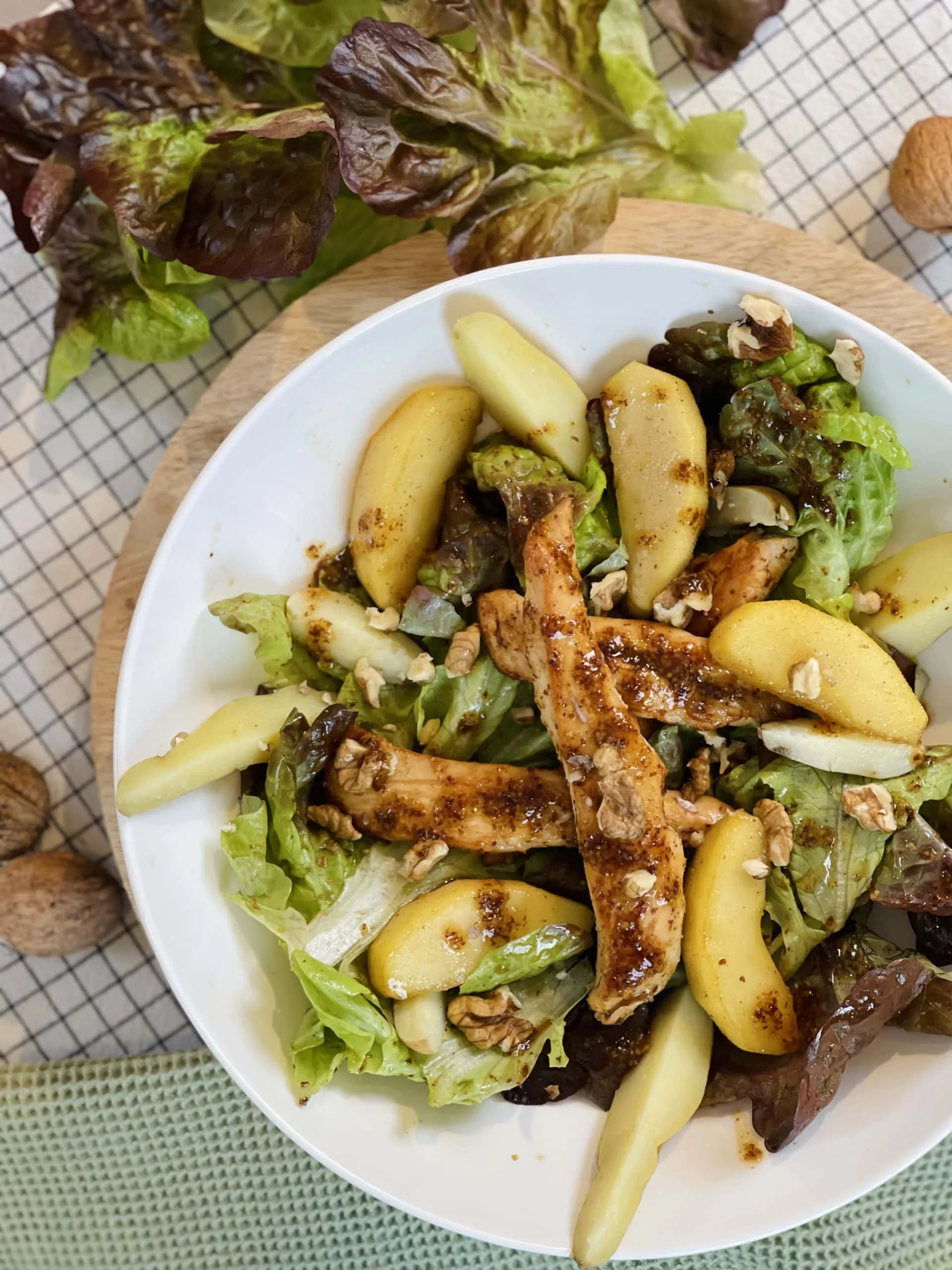 Salade de blancs de poulet – pommes caramélisées – noix – vinaigrette miel/moutarde