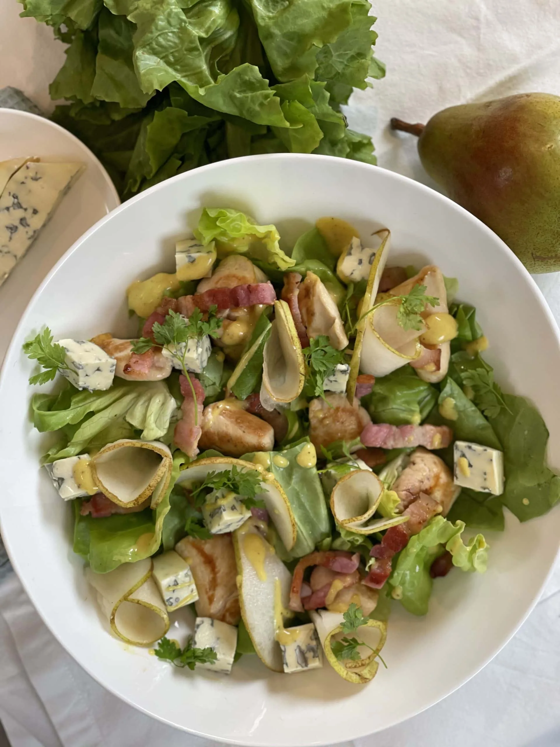 Salade de poulet, lardons, poires et Fourme D’Ambert