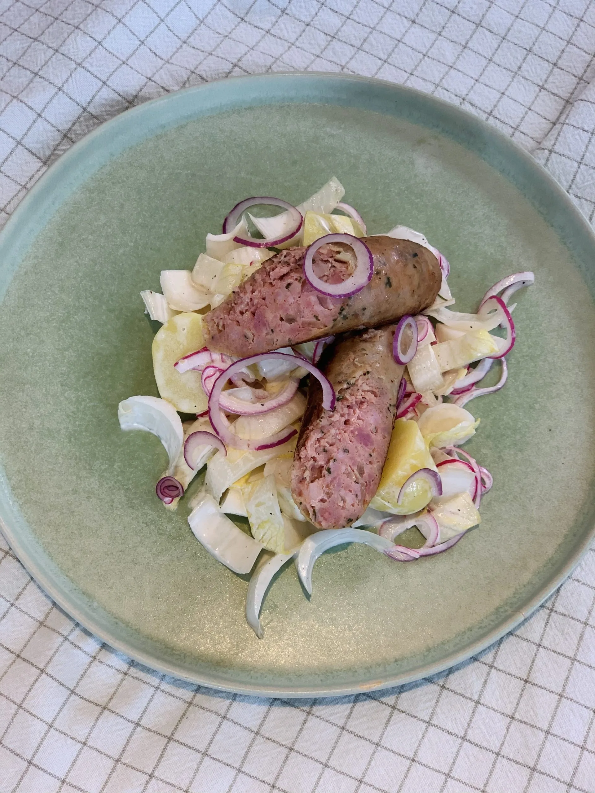 Salade de chicons – pommes de terre – saucisse grillée