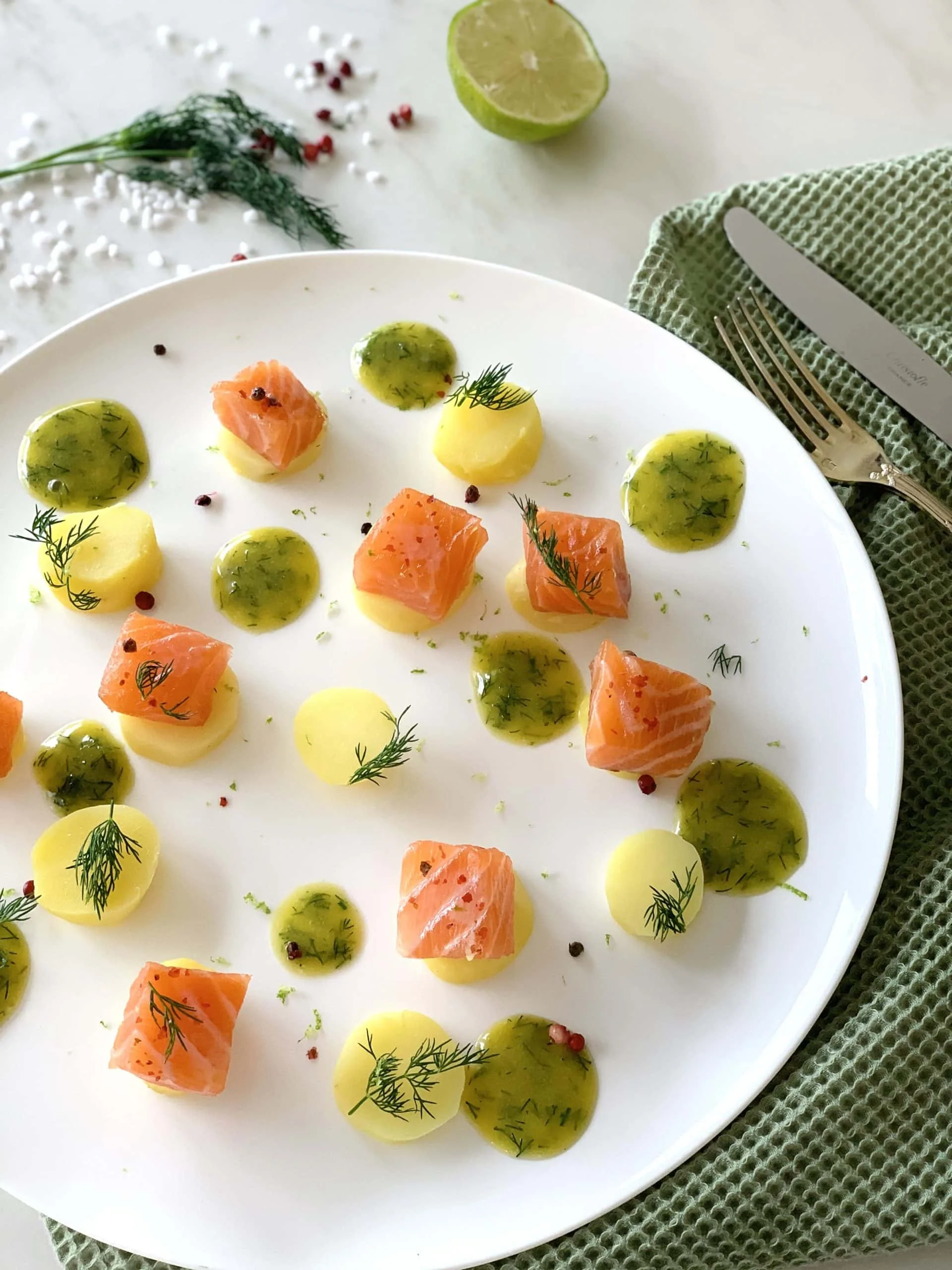 Saumon gravlax fumé – sauce suédoise et pommes de terre tièdes