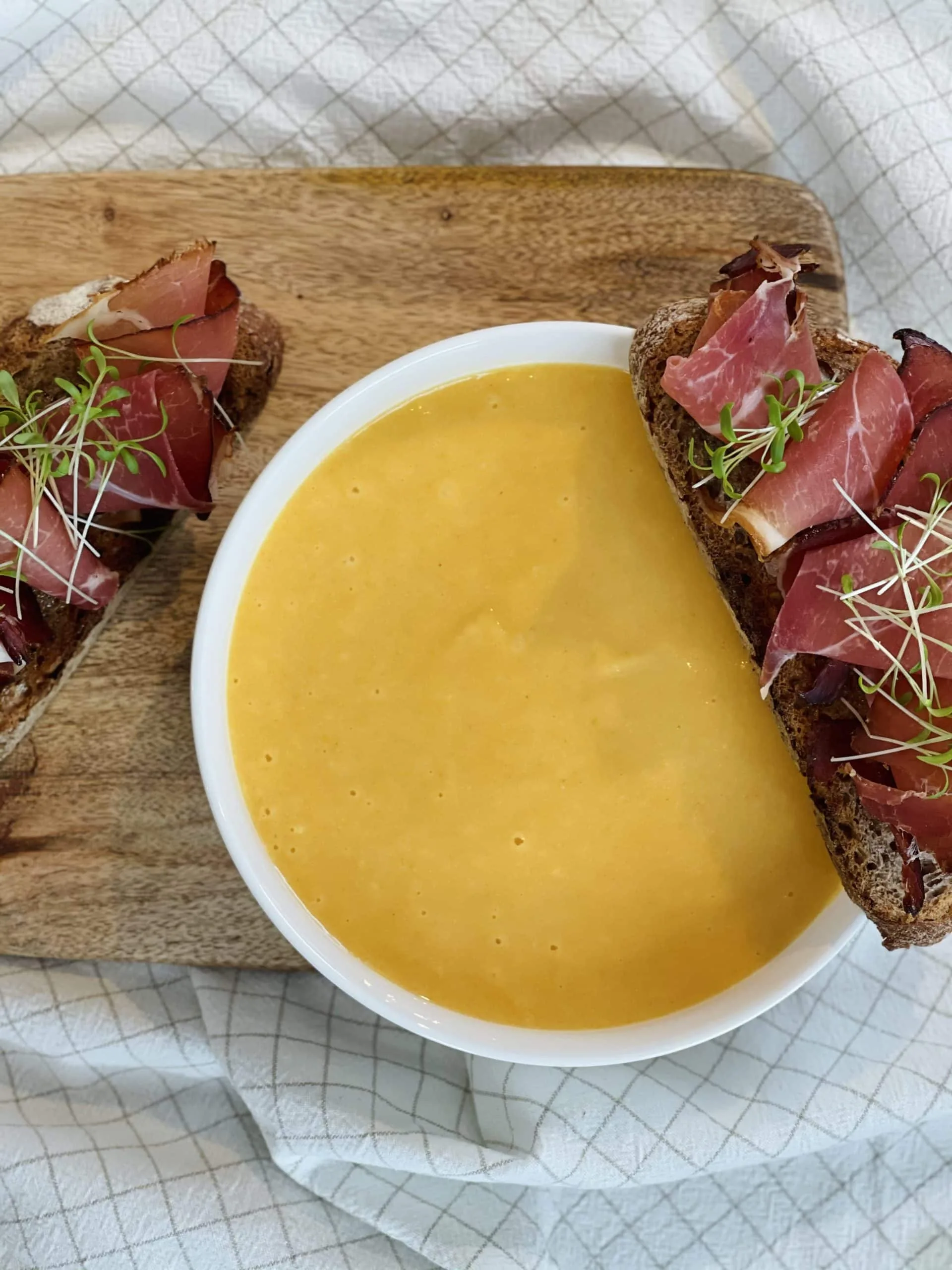 Potage de panais & carottes – Toast au jambon d’Ardenne
