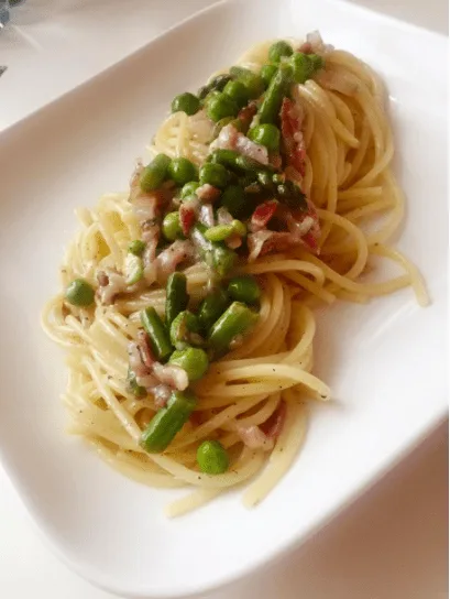 Spaghetti pancetta, petits pois frais, asperges vertes et parmesan