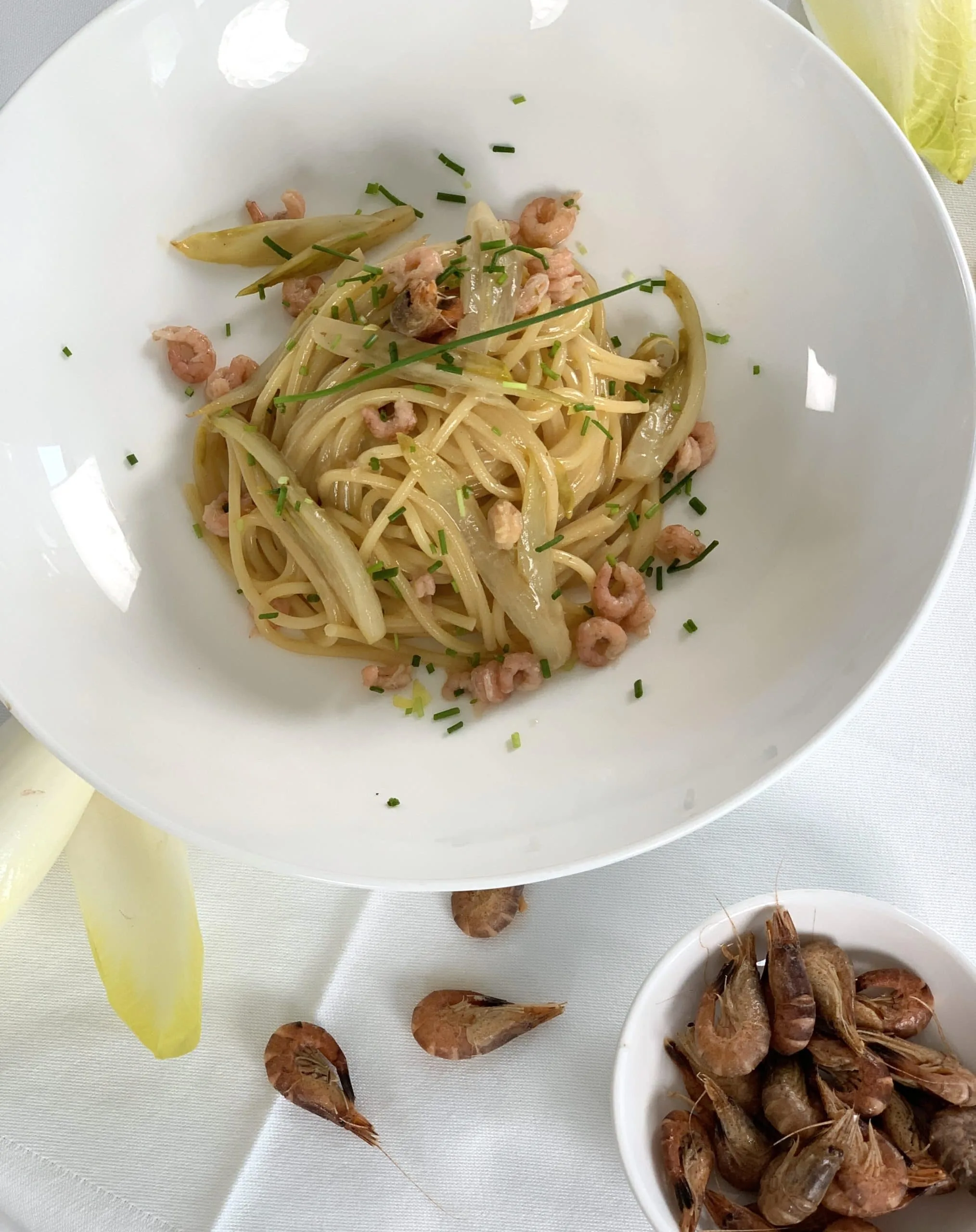 Spaghetti chicons et crevettes grises