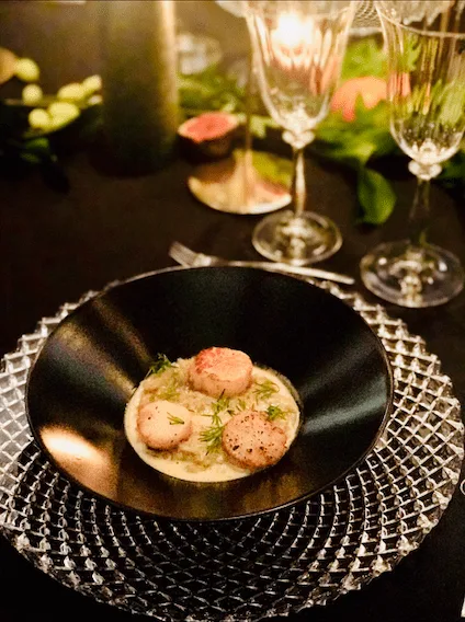 Noix de Saint-Jacques aux chiconnettes confites, sauce au Noilly-Prat