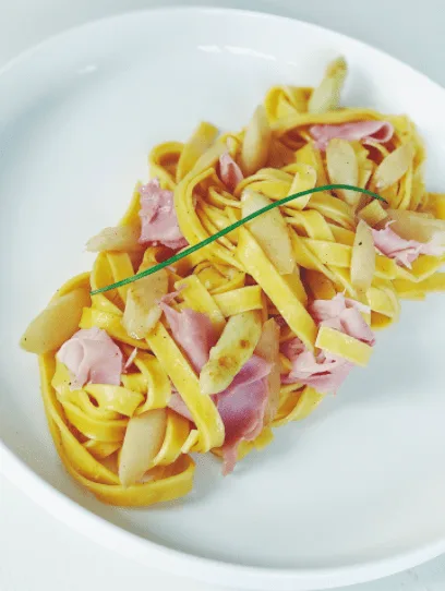 Tagliatelle aux asperges, feuilletine de jambon et beurre citronné