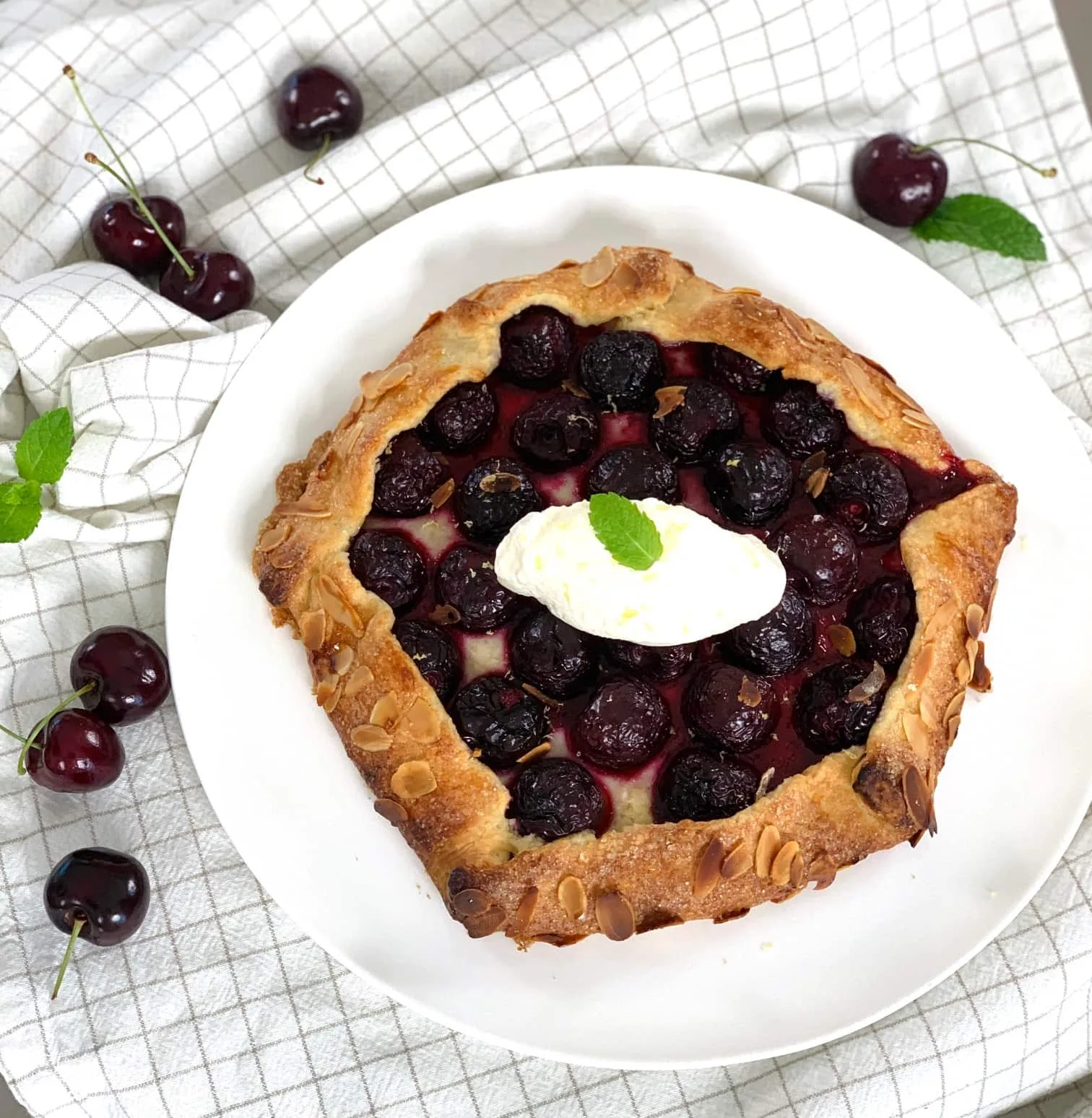 Tarte rustique aux cerises et crème montée