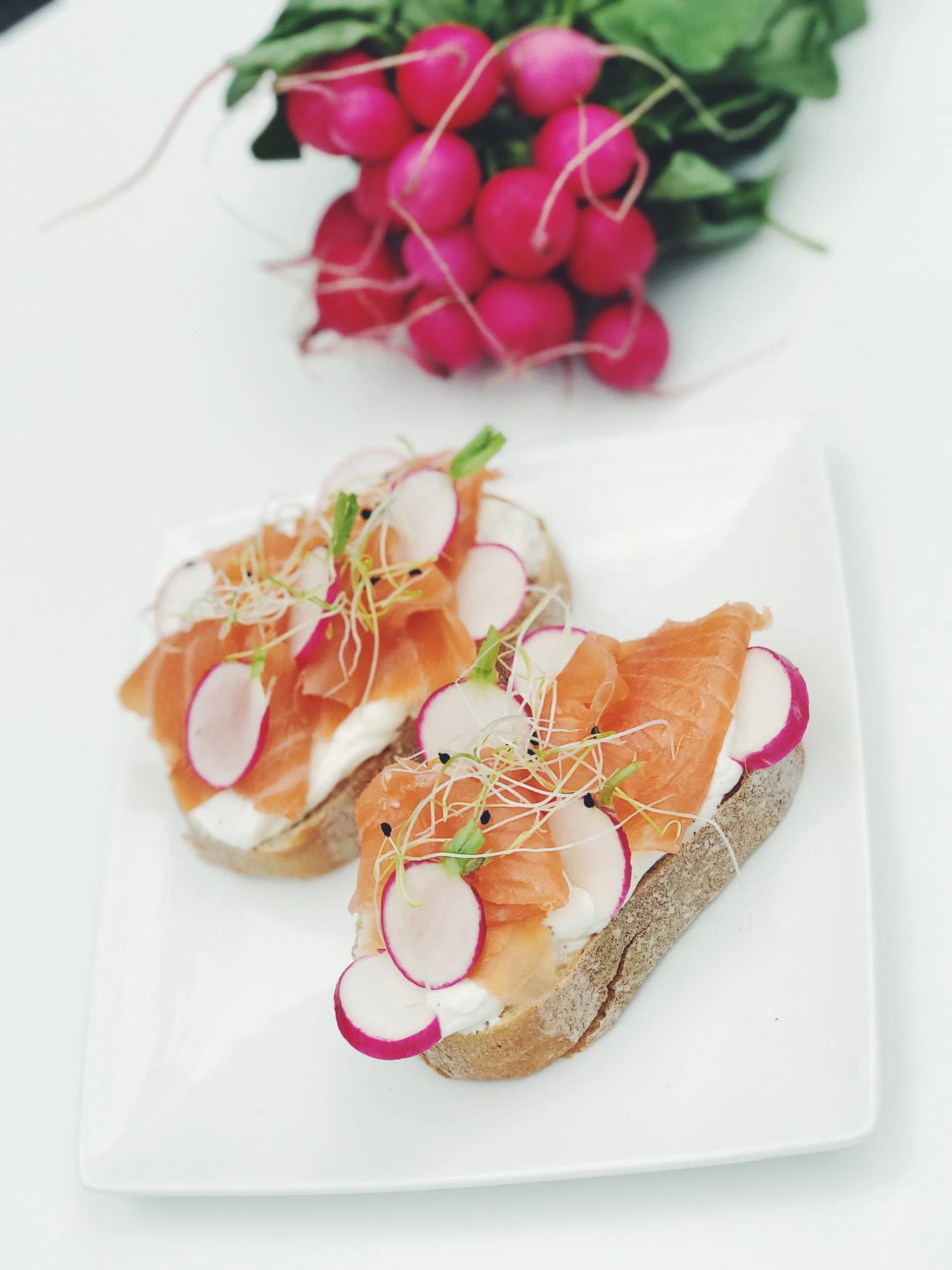 Tartine fromage blanc – saumon fumé -radis croquants