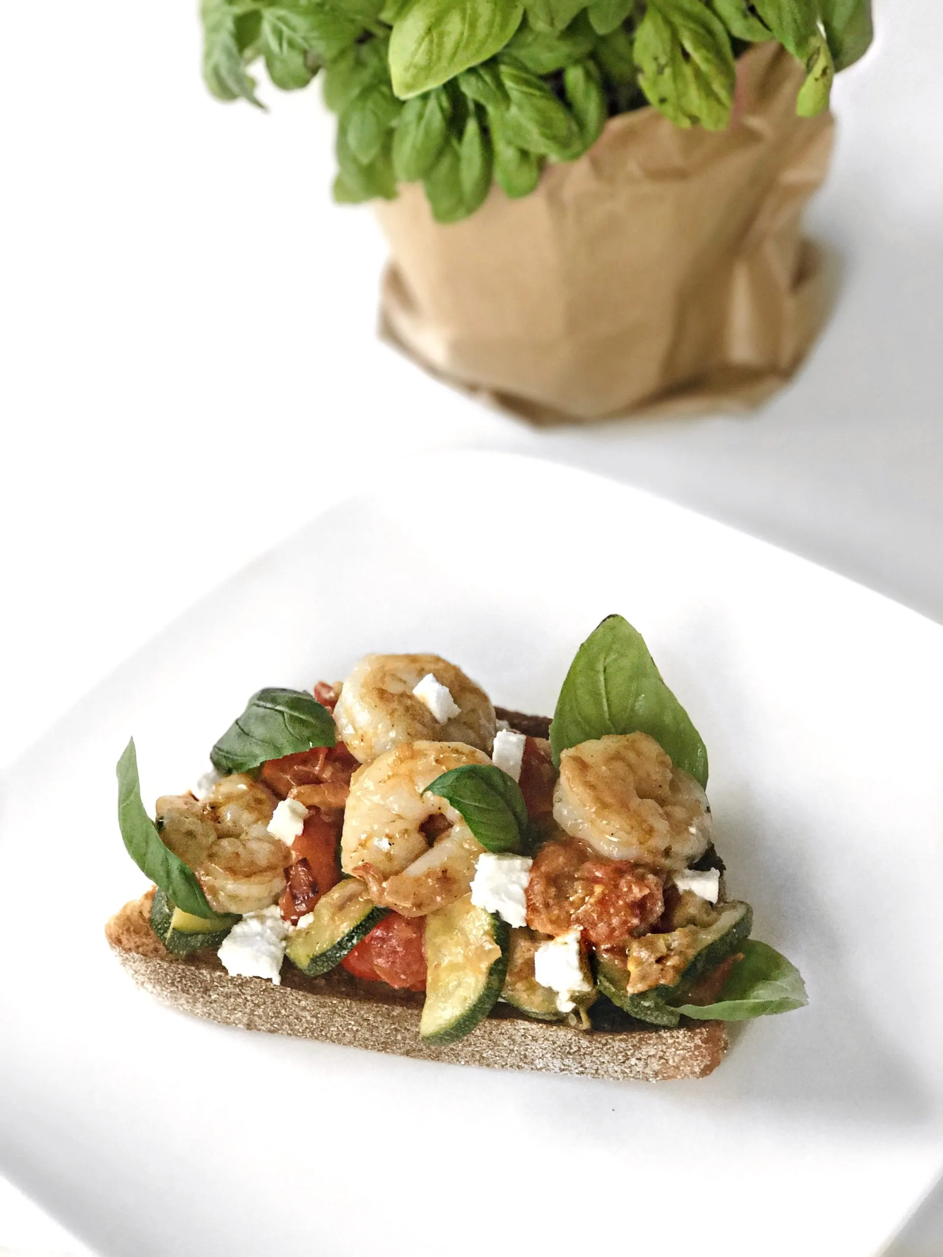 Tartine aux parfums de tomates – courgettes et scampis