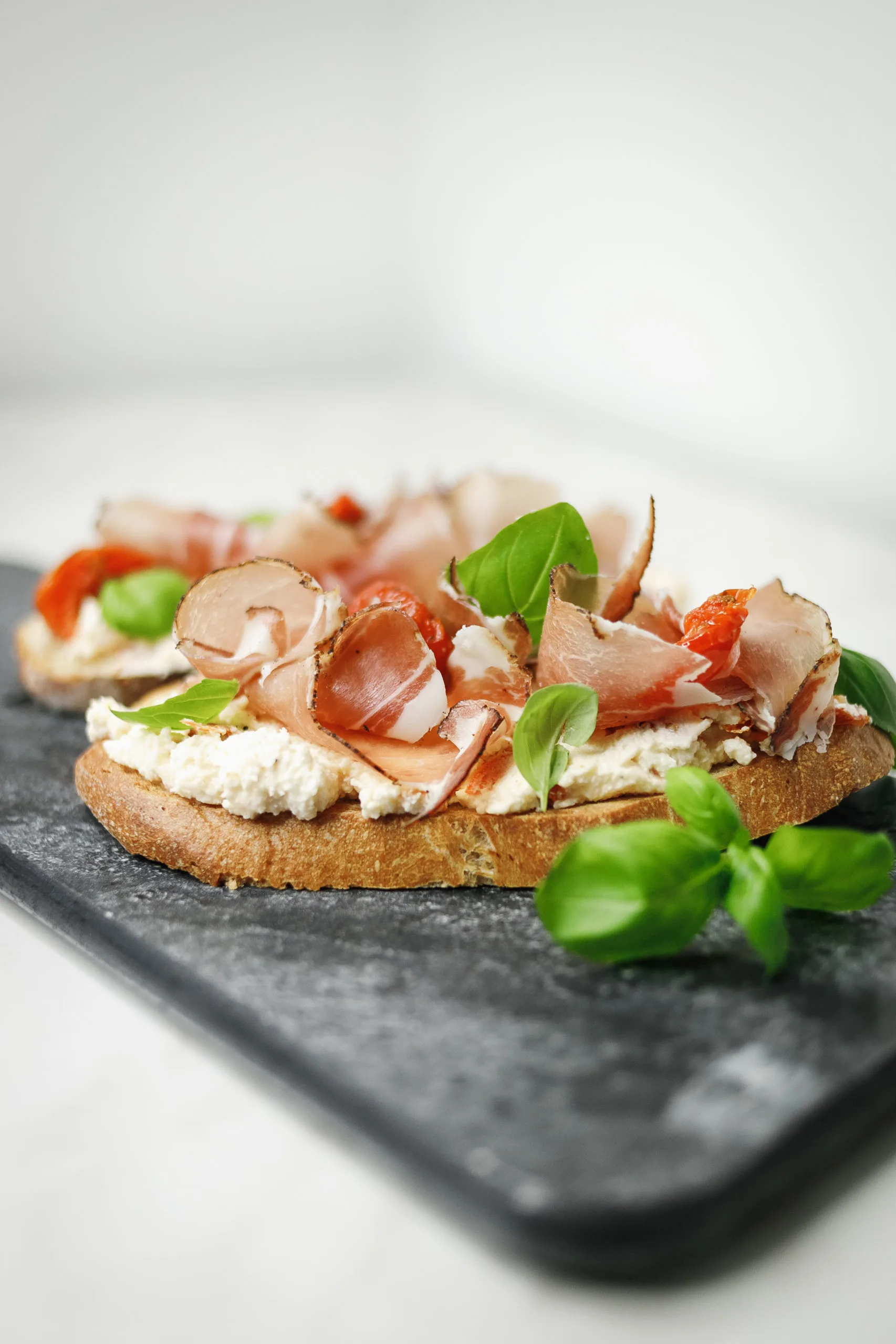 Tartine Speck, tomates confites et mascarpone