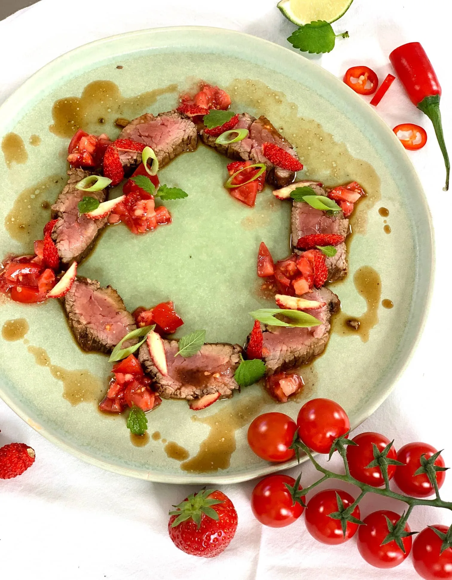 Tataki de bœuf aux fraises