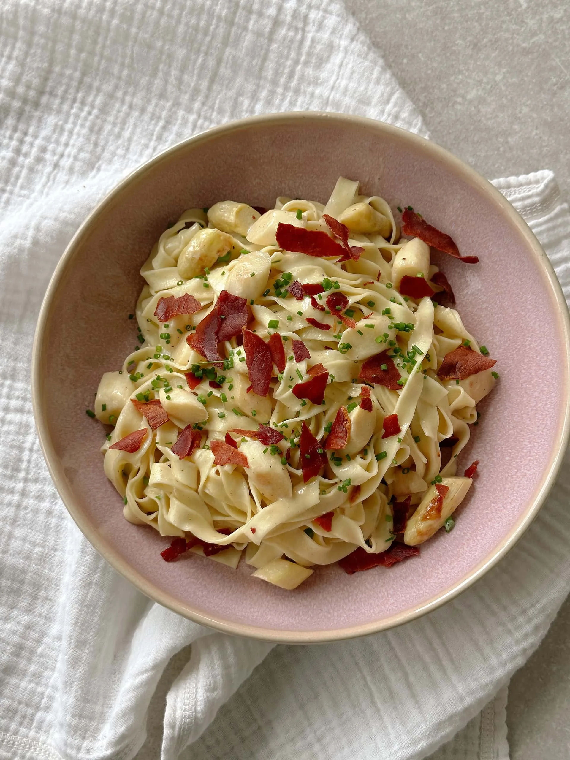 Tagliatelles asperges blanches, crème de parmesan et chips de jambon cru