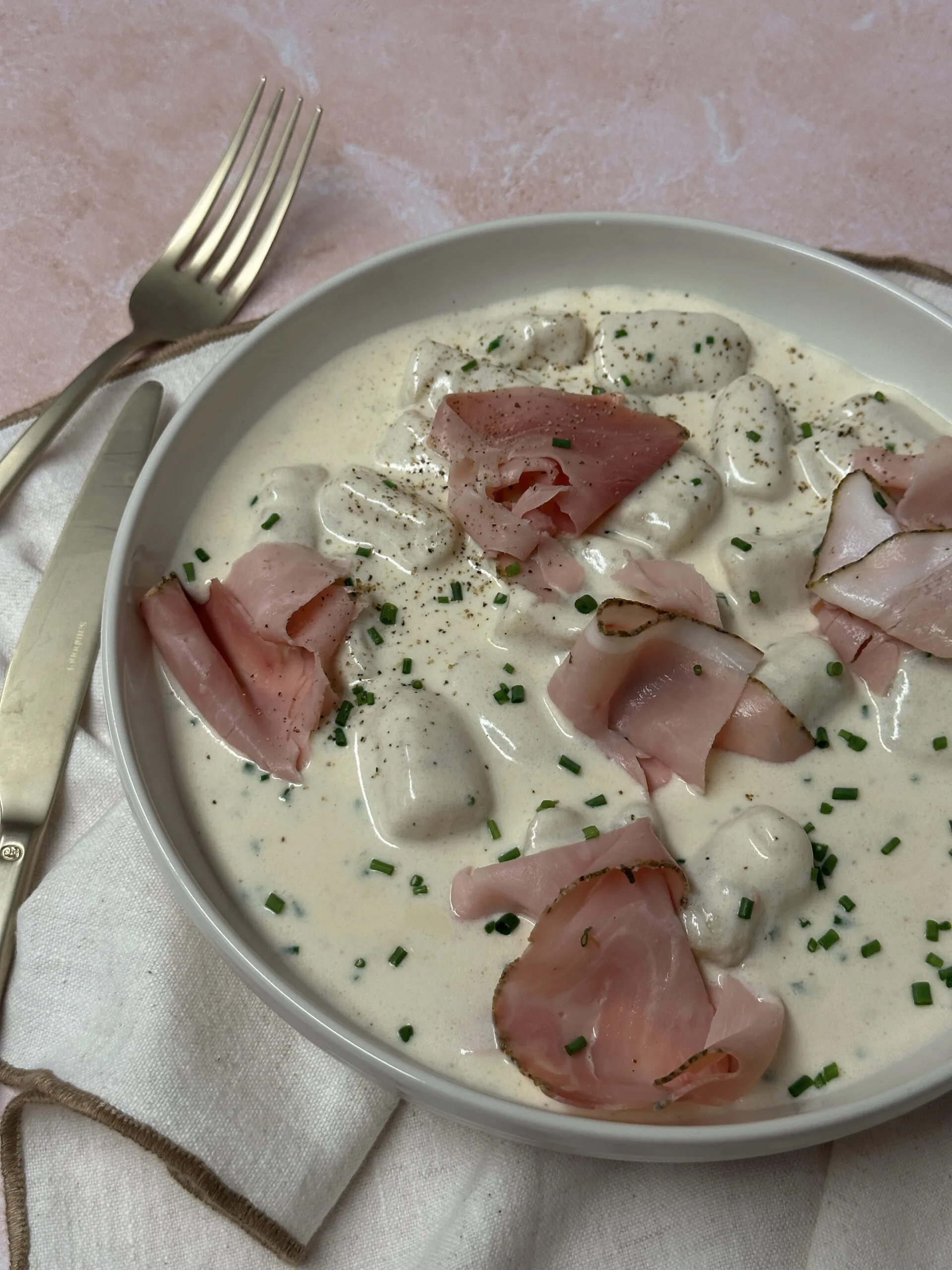 Gnocchis crème de mascarpone à la ciboulette et jambon blanc