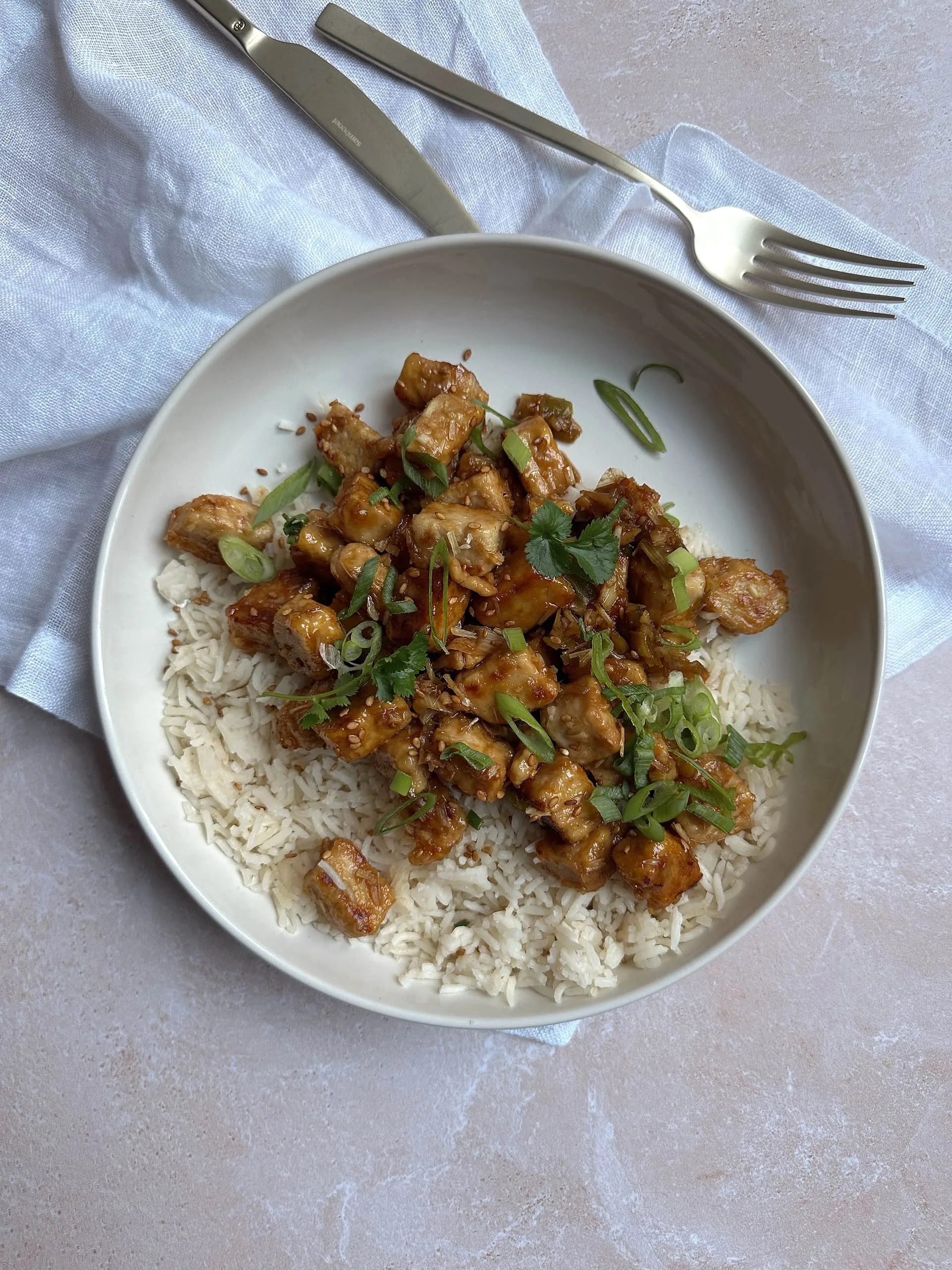 Tofu caramélisé à la citronnelle