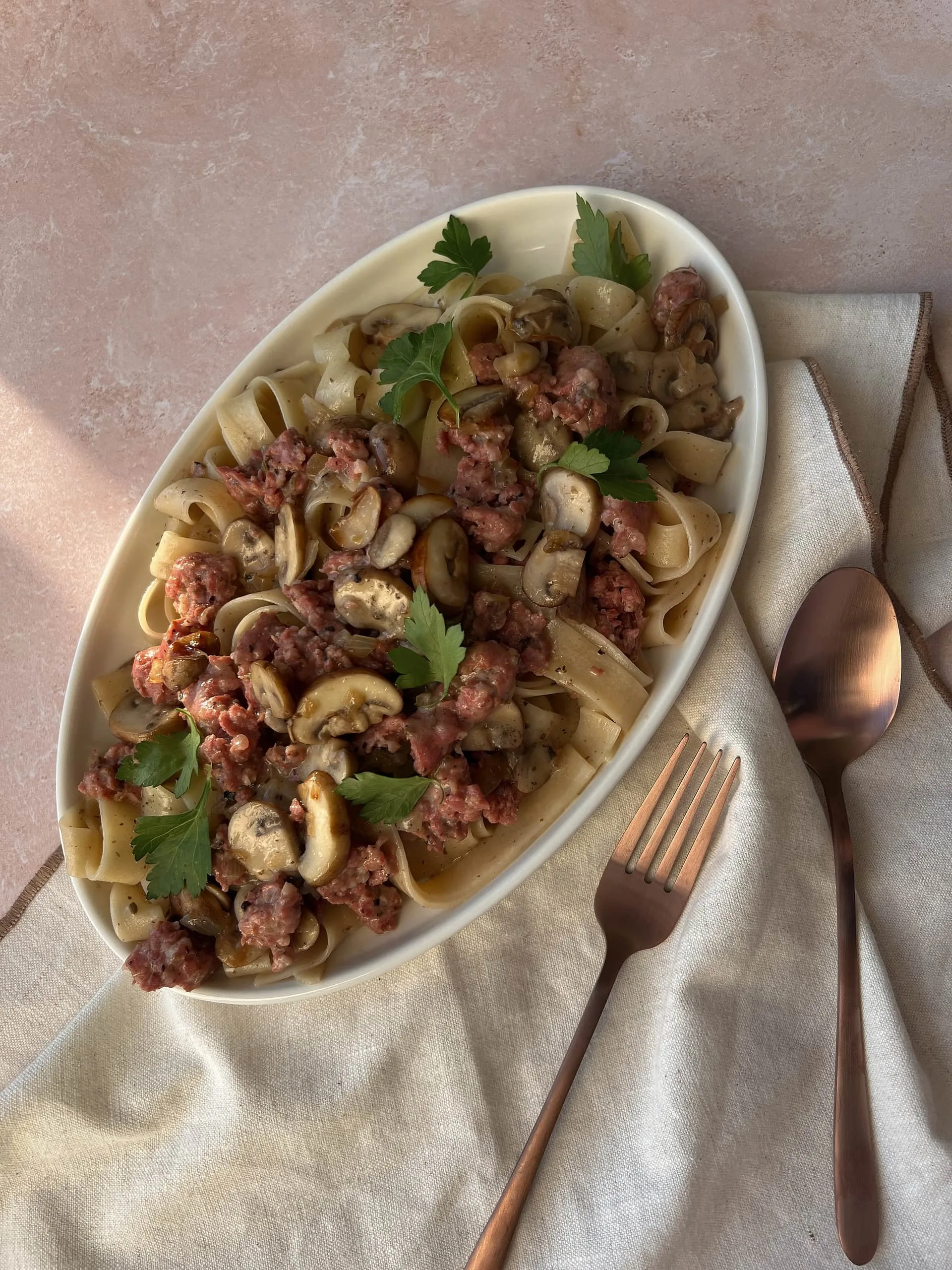 Tagliatelle saucisse au fenouil, tapenade de truffe et champignons