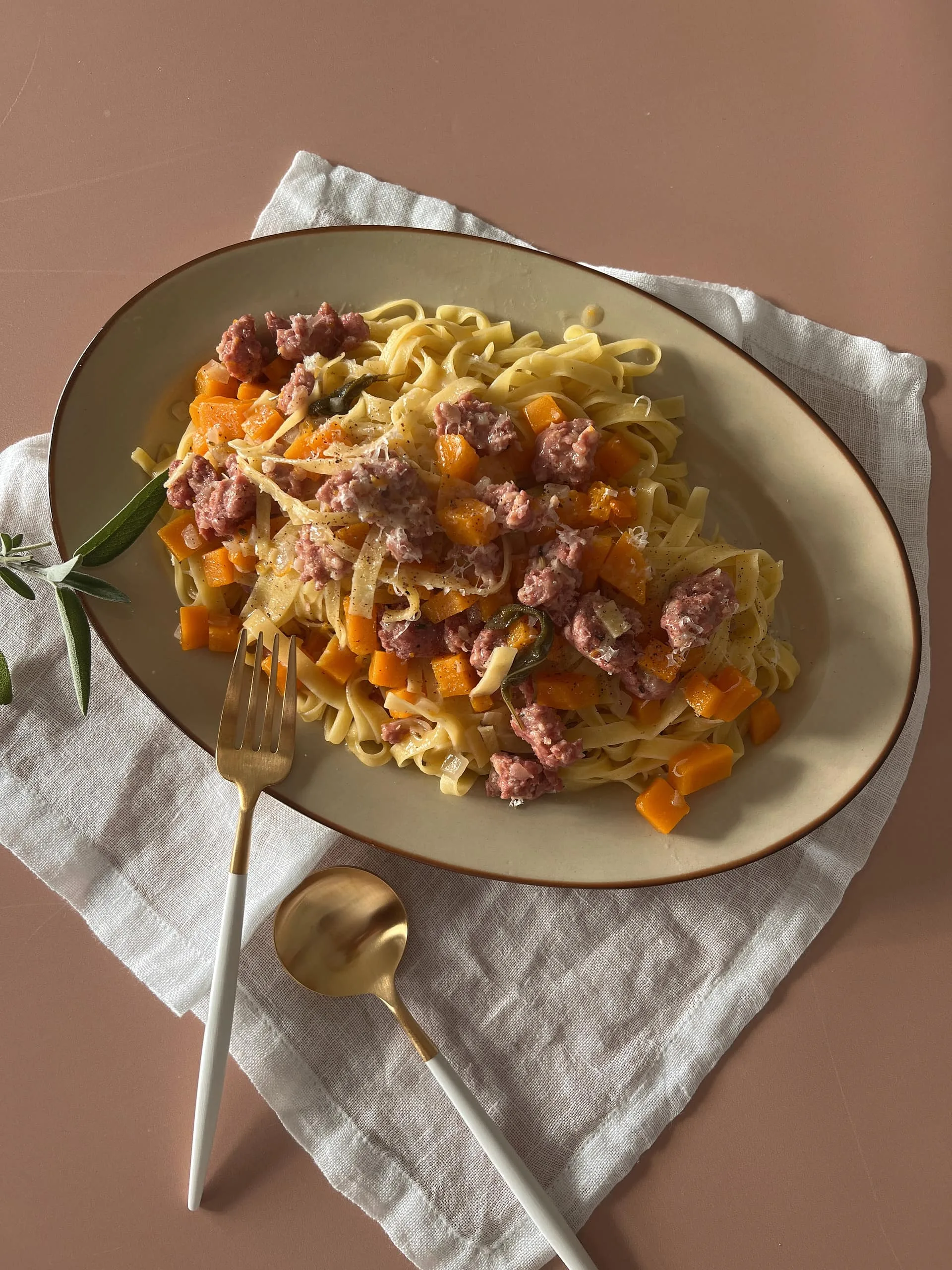 Linguine butternut, saucisse italienne et sauge