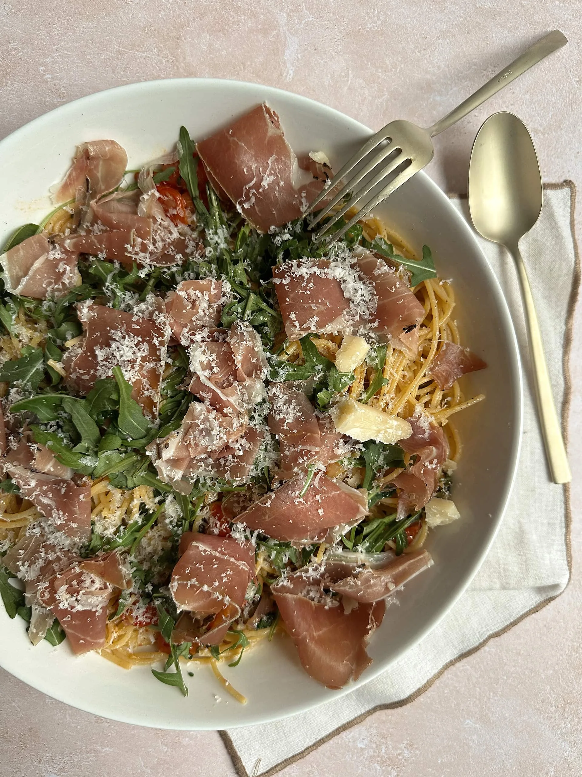 Linguine fondue de tomates cerises, roquette et jambon truffé