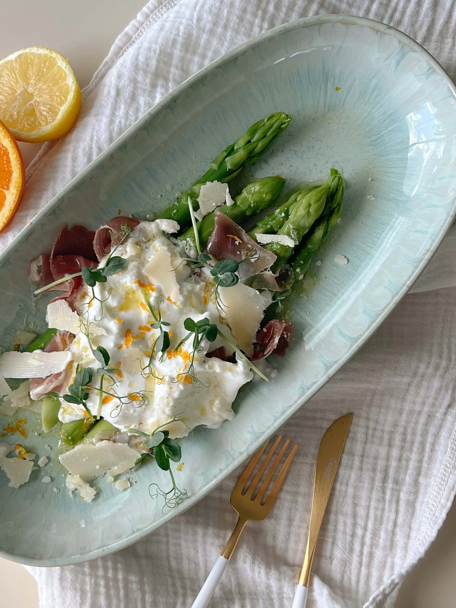 Asperges vertes, burrata et vinaigrette aux agrumes