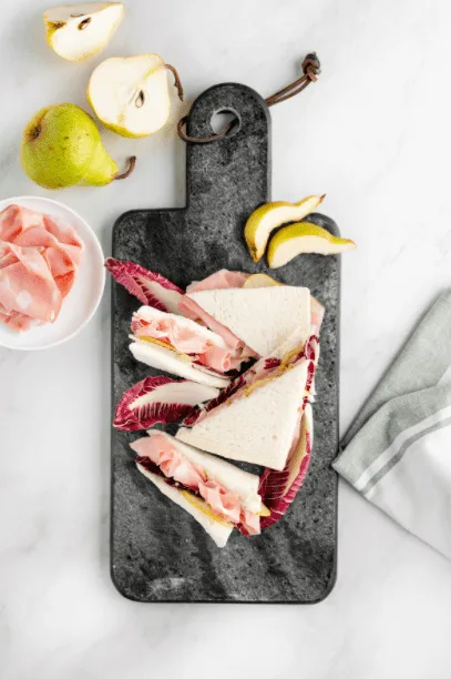 Tramezzini Mortadella Bologna IGP, poire et salade de trévise