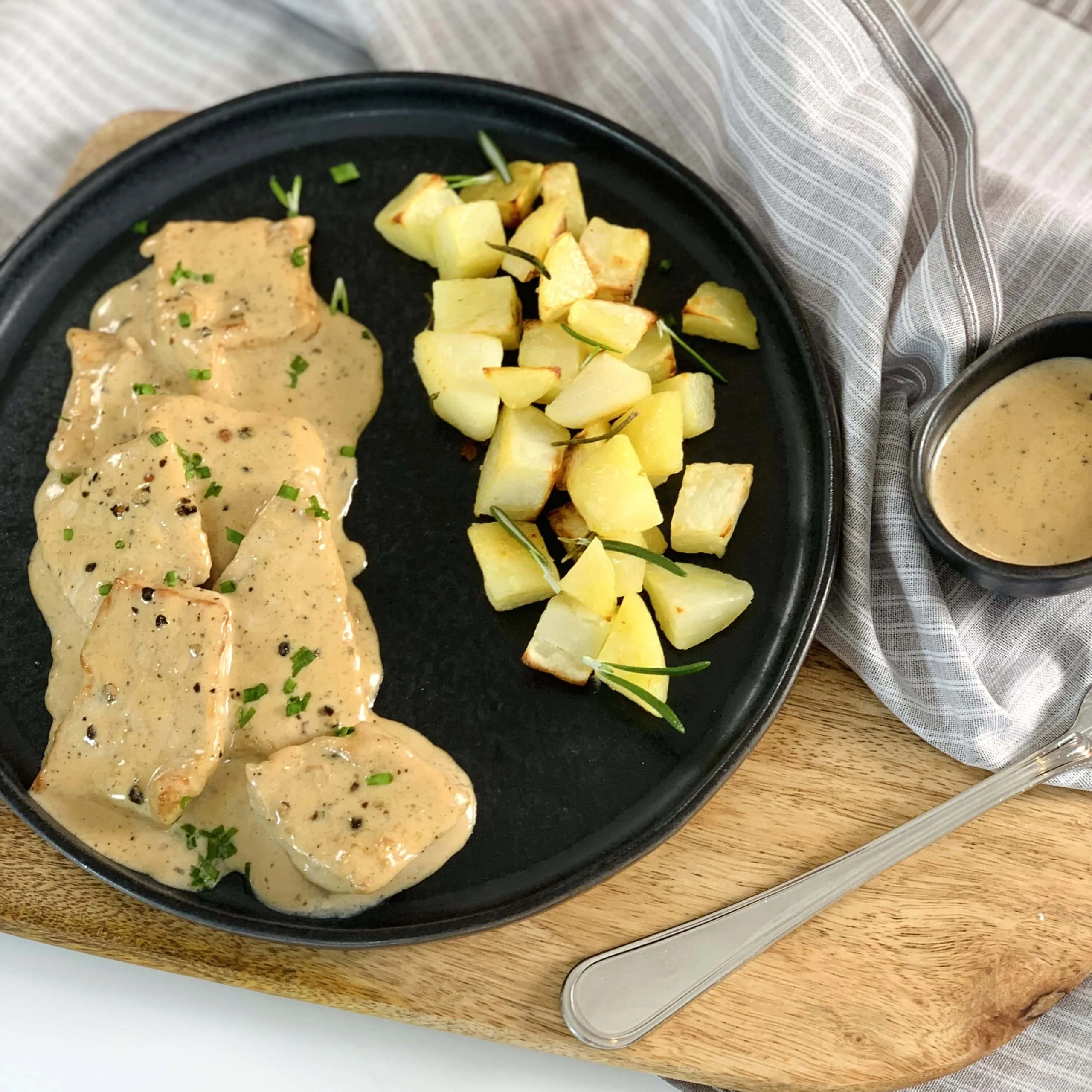 Veau et pommes de terre rôties, sauce au poivre