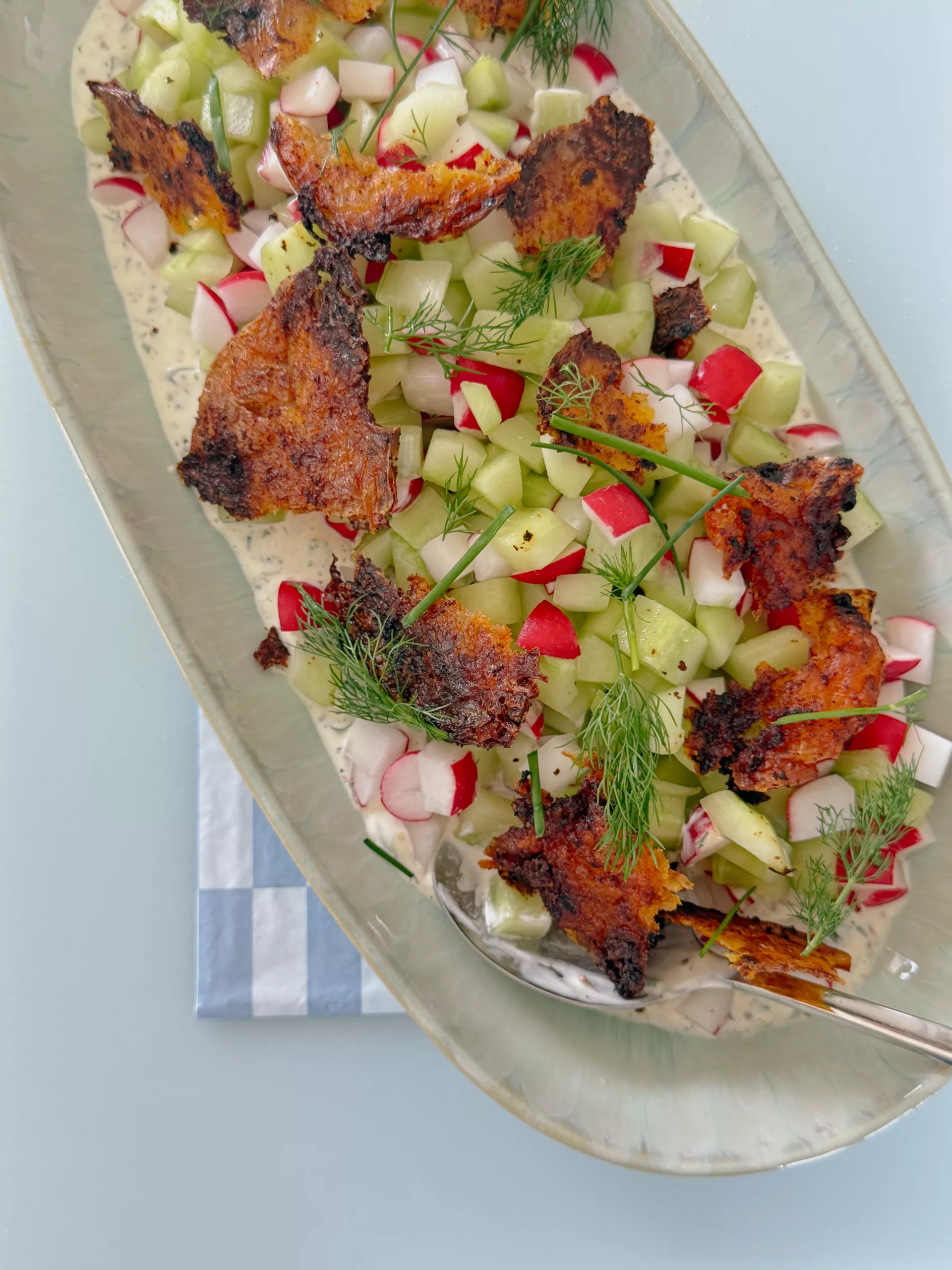 Salade de radis, concombre et pommes de terre croustillantes