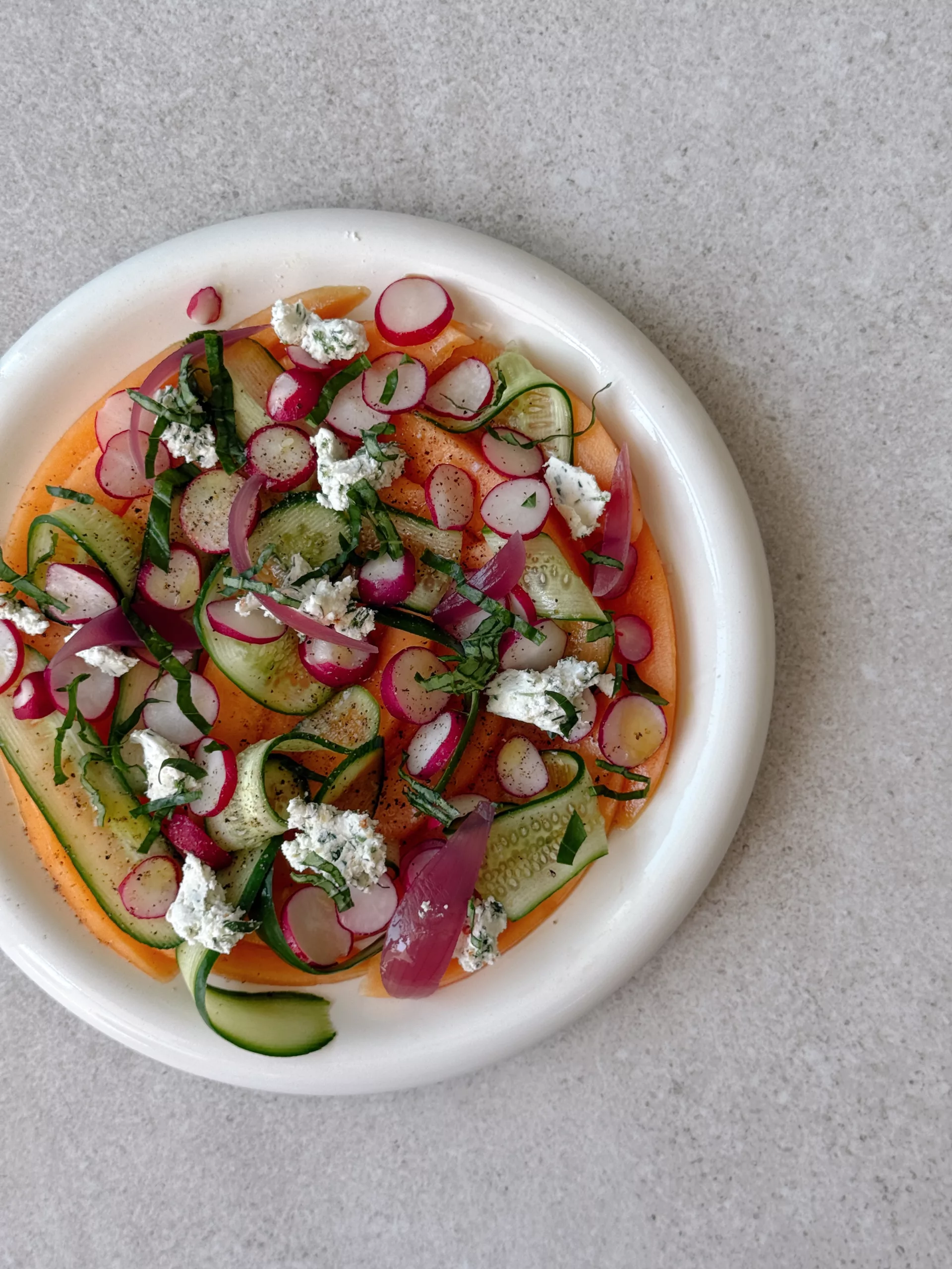 Salade de concombres, melon, radis et chèvre frais