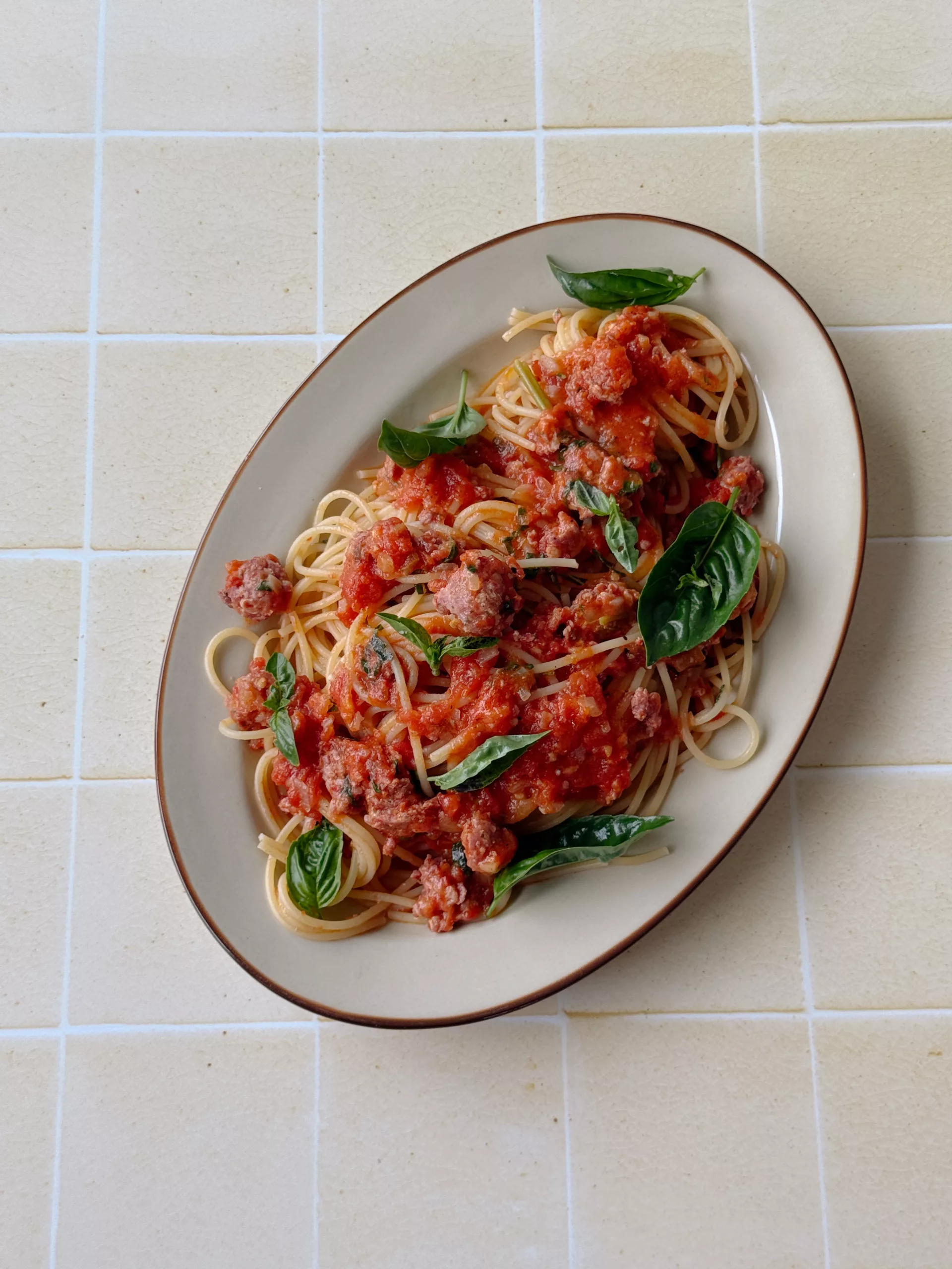 Spaghetti à la saucisse italienne, sauce maison aux tomates fraîches