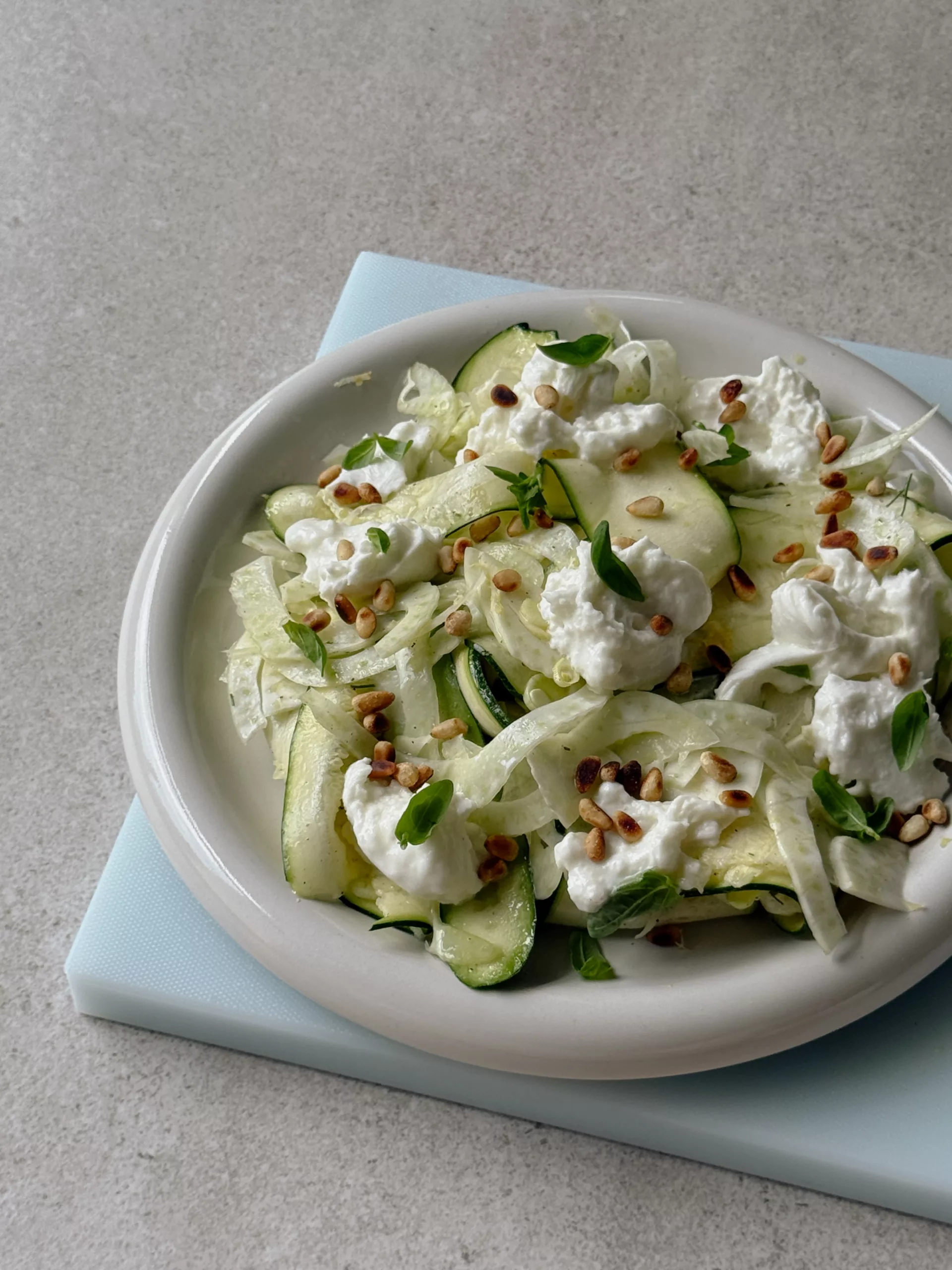 Salade de courgettes, fenouil, citron et mozzarella