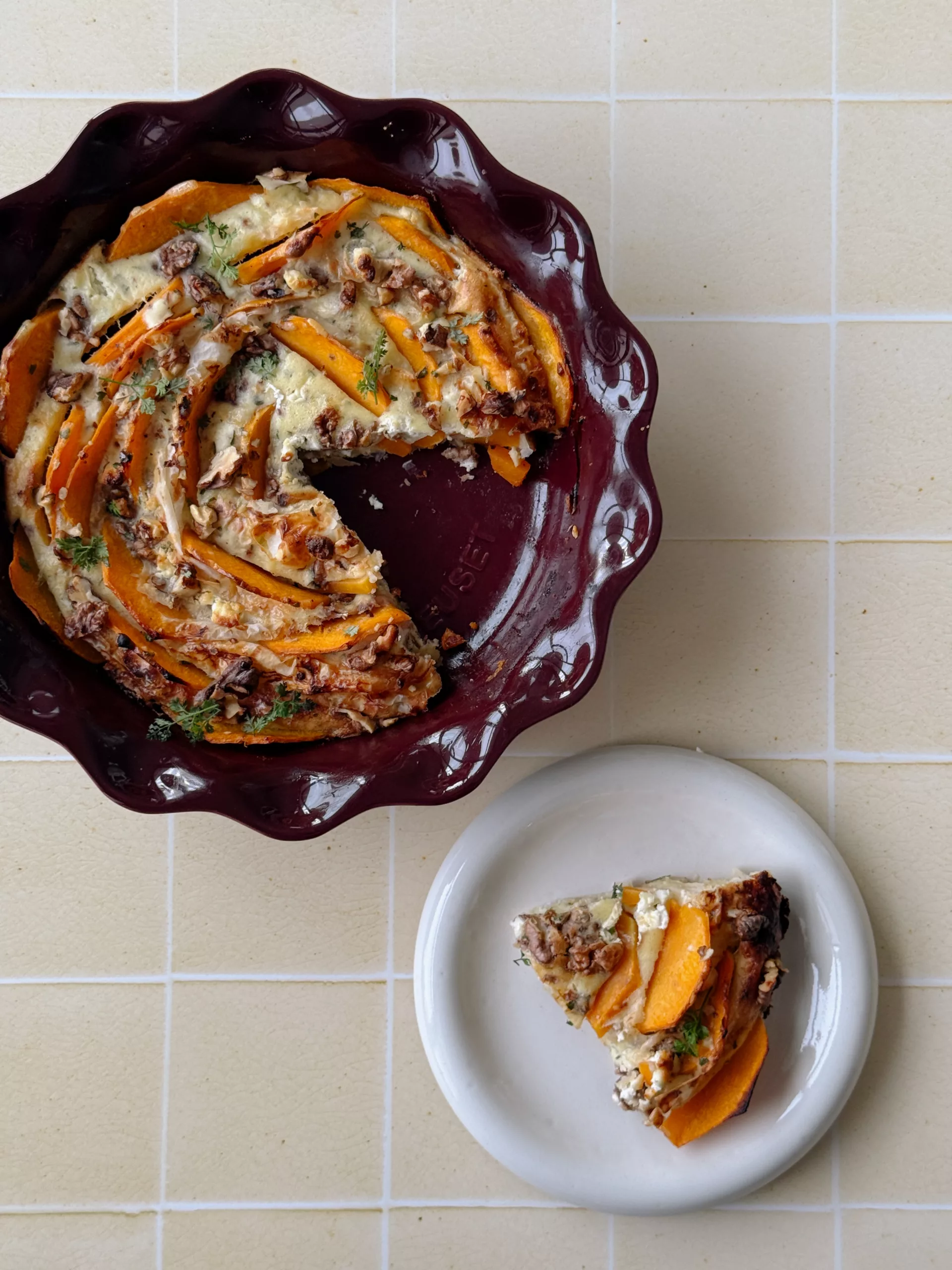 Tarte fine croustillante à la courge butternut, miso et chèvre frais.