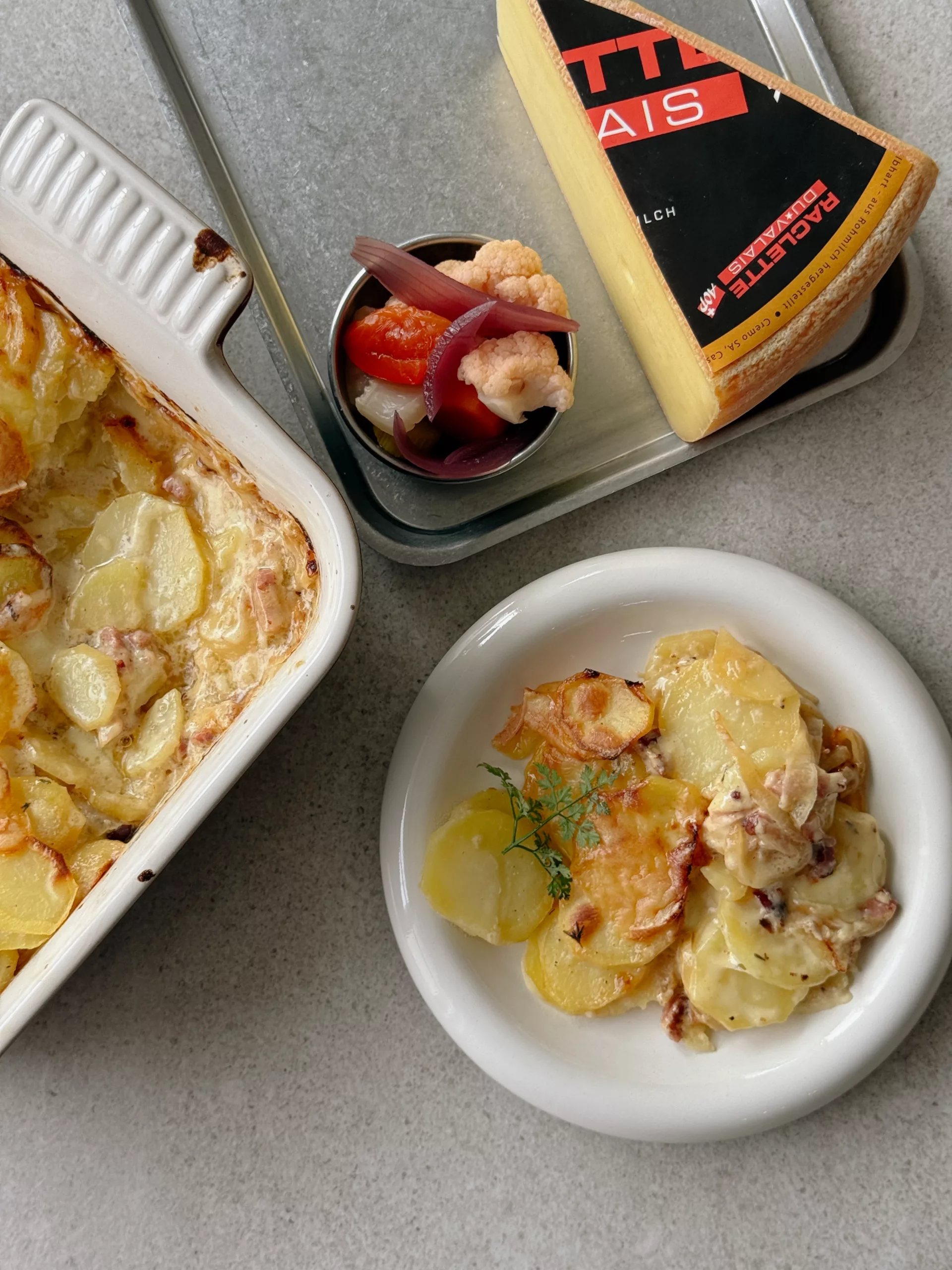 Gratin de pommes de terre à la Raclette du Valais AOP et lardons fumés.