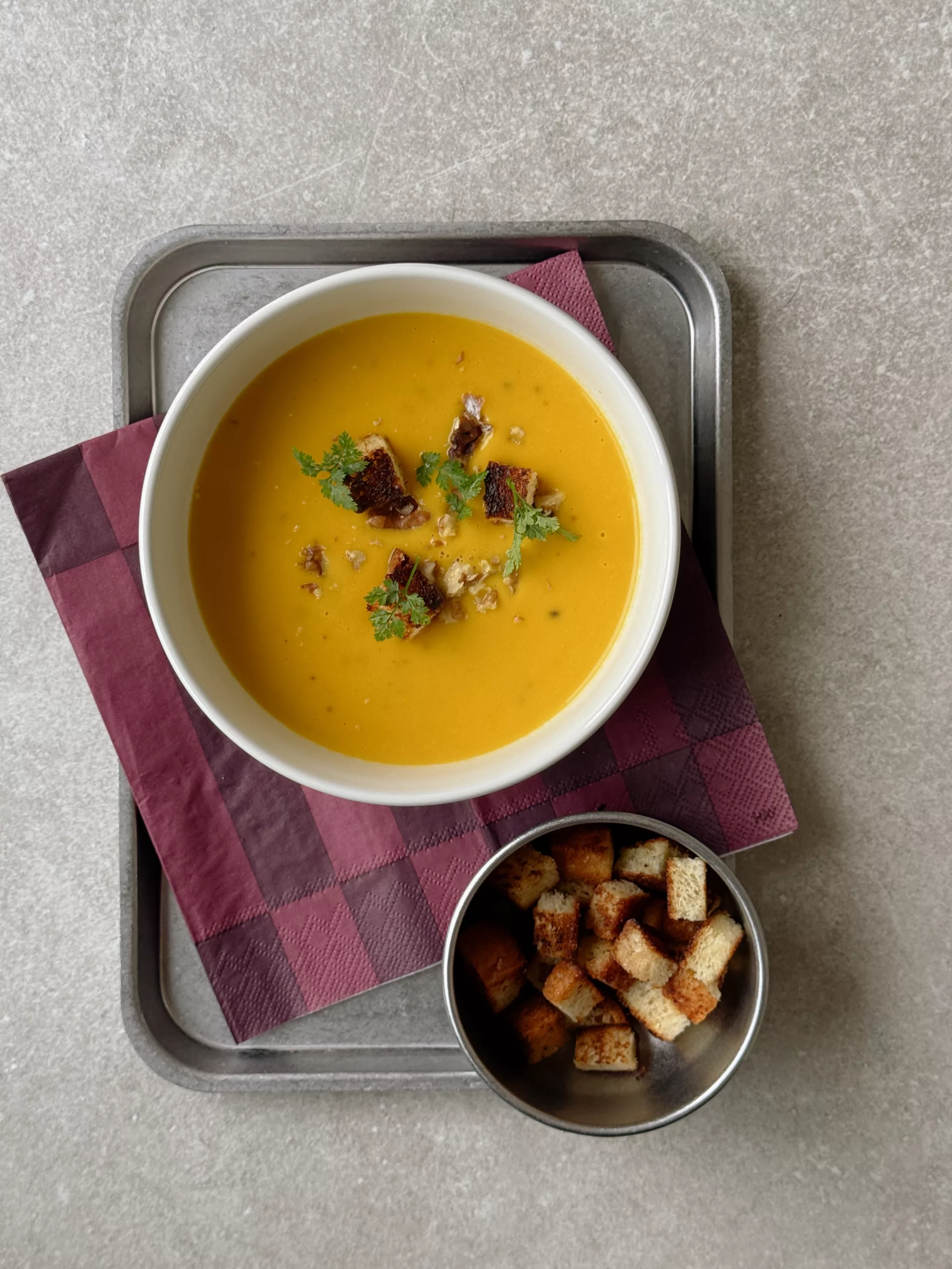Potage de carottes, céleri-rave et poire, au fromage frais aux noix