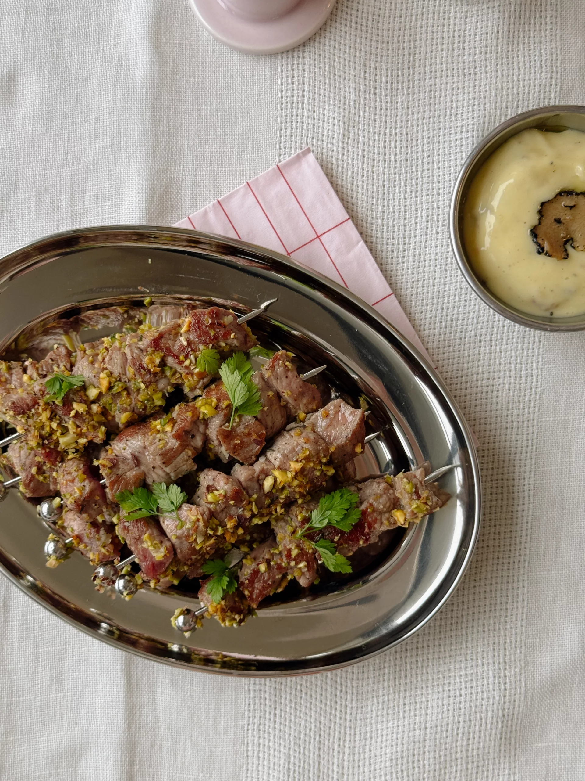 Mini brochettes de filet d’agneau irlandais, pistaches & mayo truffe