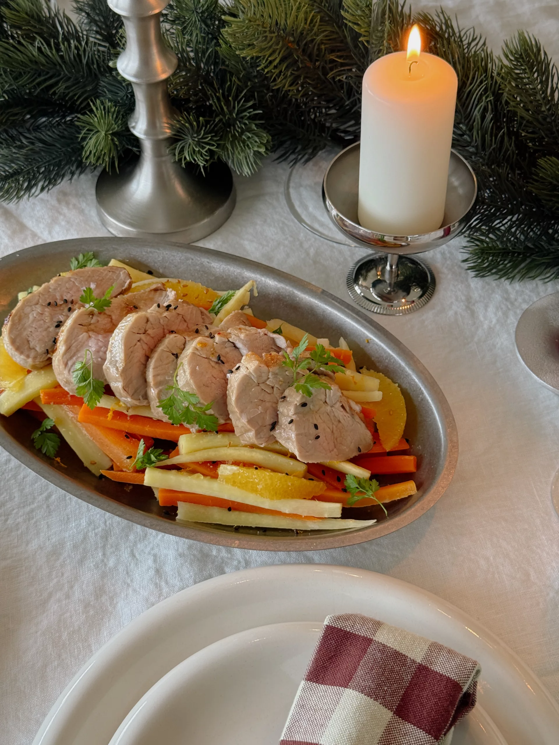 Mignons de porc laqués et légumes croquants.