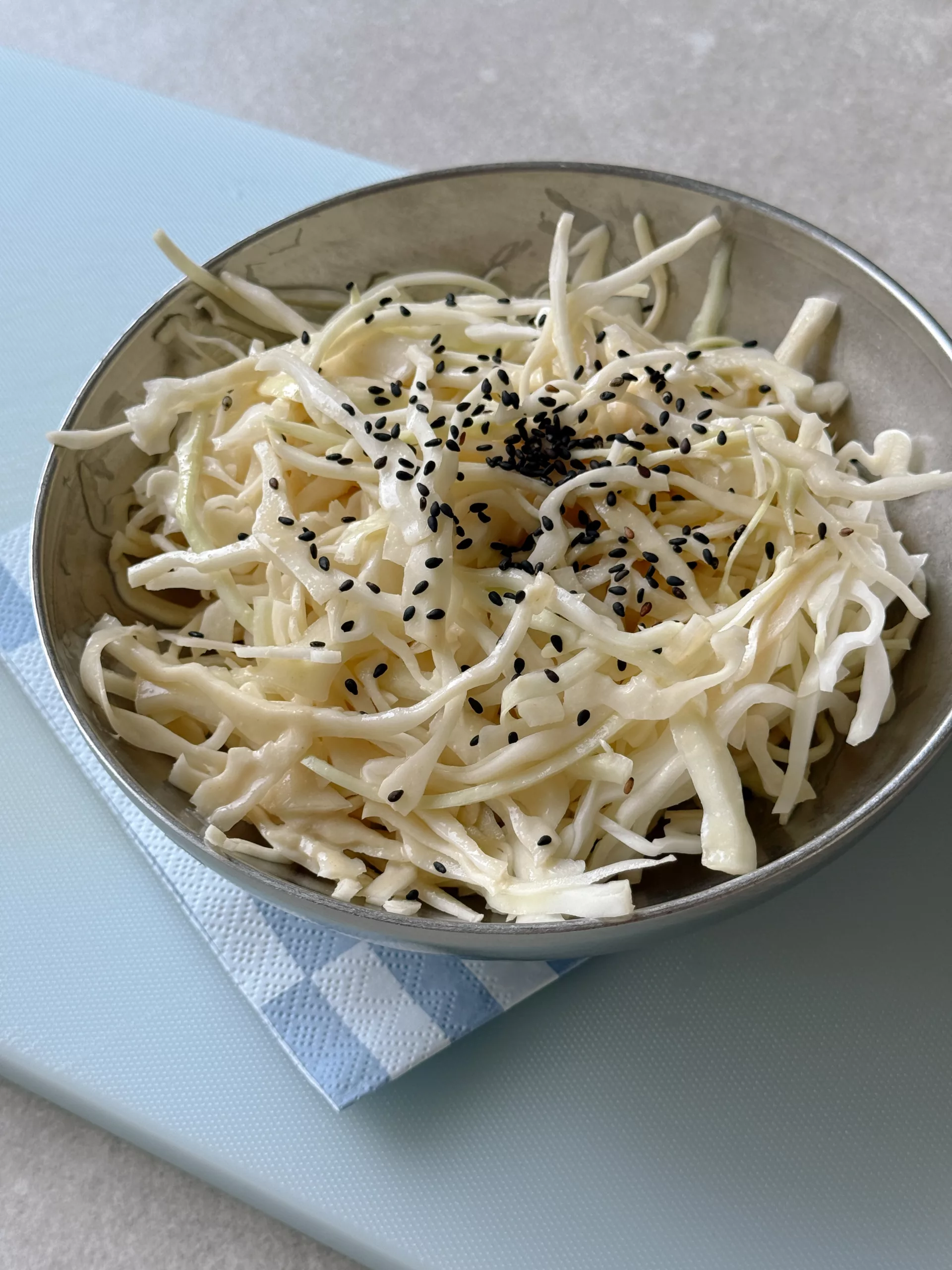 Salade de chou blanc, sauce miso & sésame