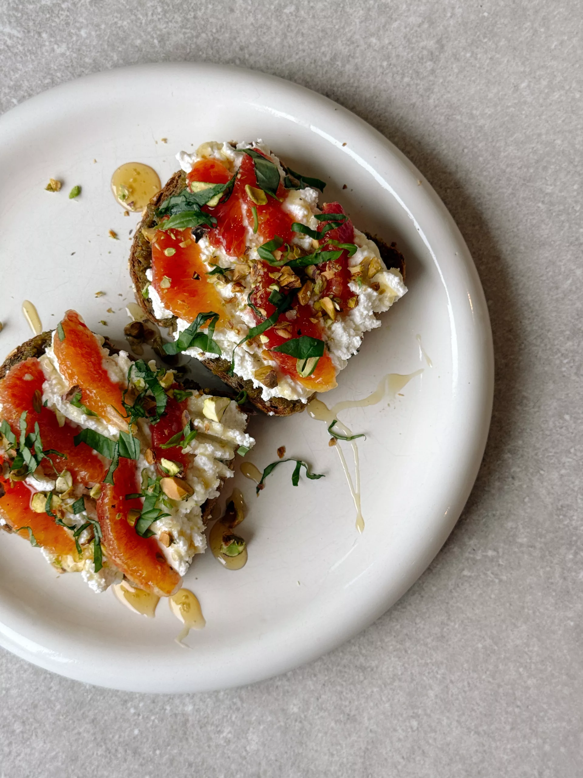 Toast ricotta / pesto de pistaches / oranges sanguines