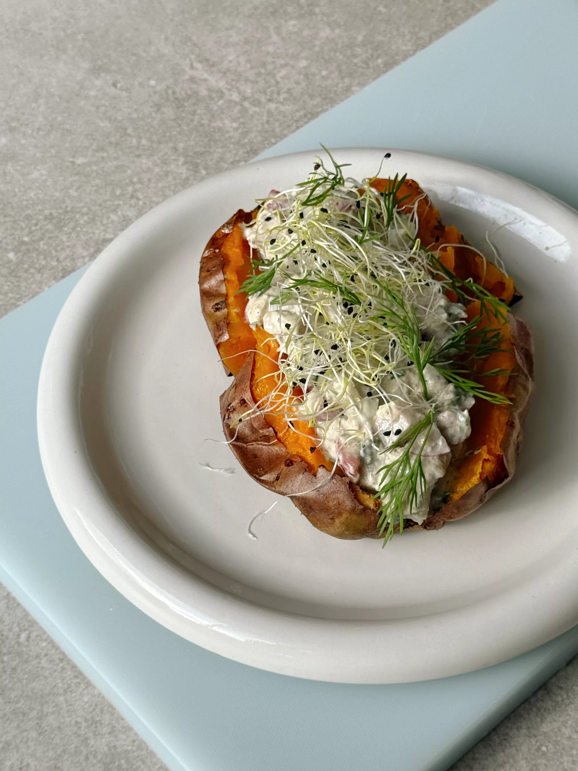 Patate douce farcie aux sardines, skyr et œuf mollet : recette saine et rassasiante