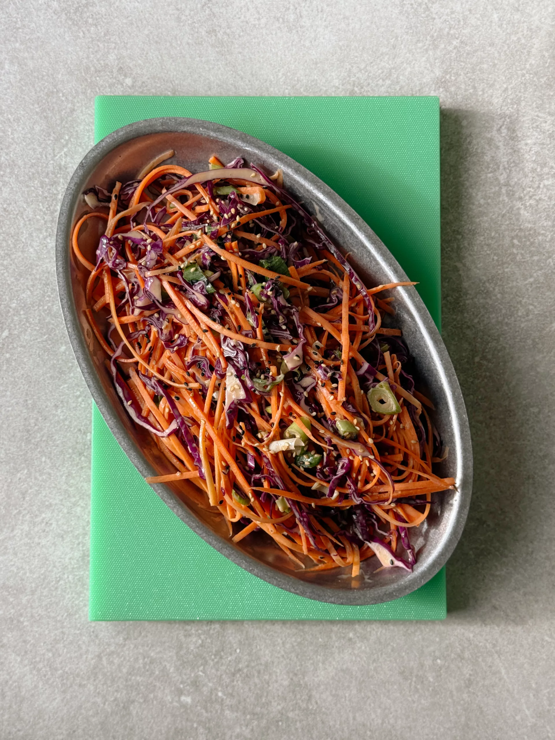 Salade croquante de chou rouge et carottes, sauce tahini érable ultra gourmande