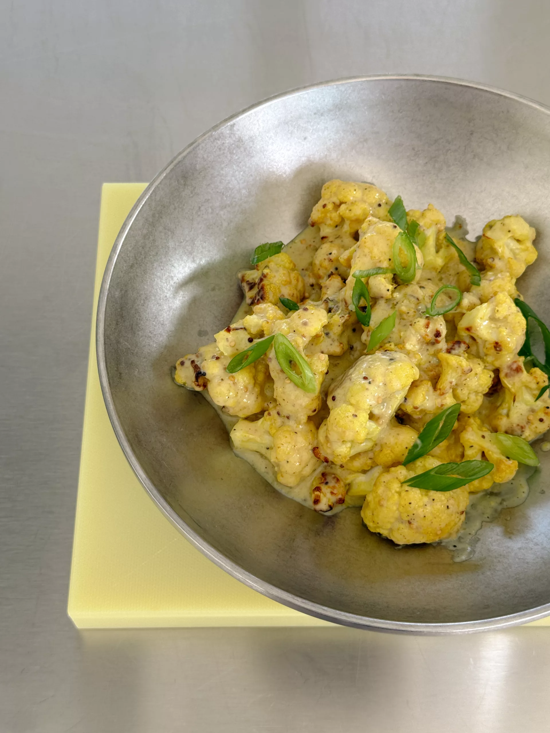 Salade de chou-fleur rôti, sauce yaourt miel & moutarde