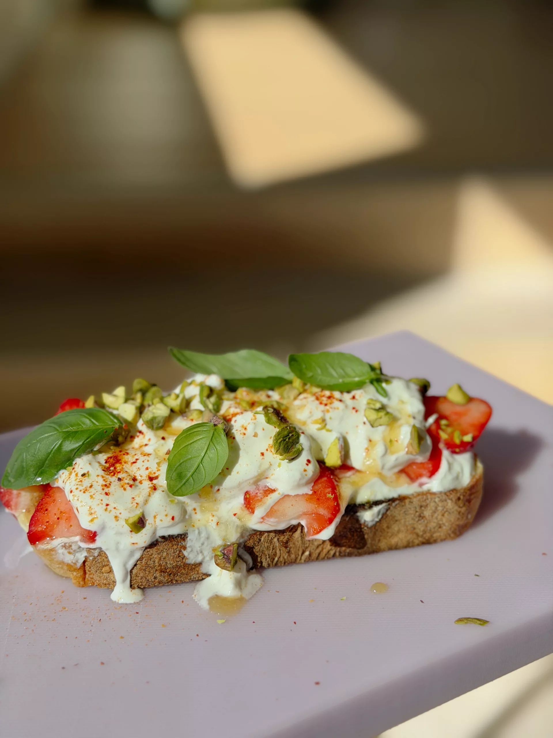 Tartine burrata / fraises et skyr citronné