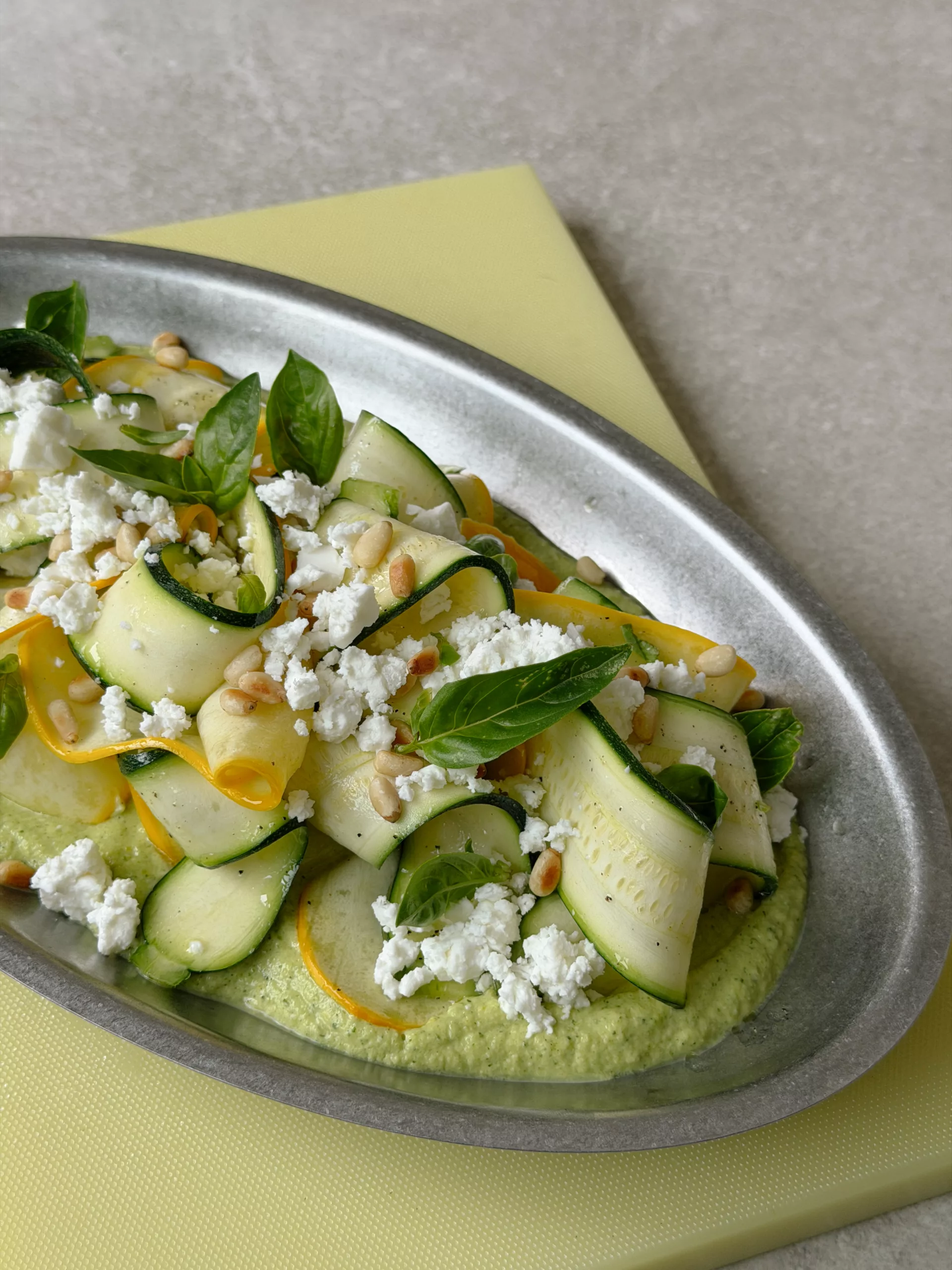 COURGETTES D’ÉTÉ, CRÈME DE CAJOU & FETA