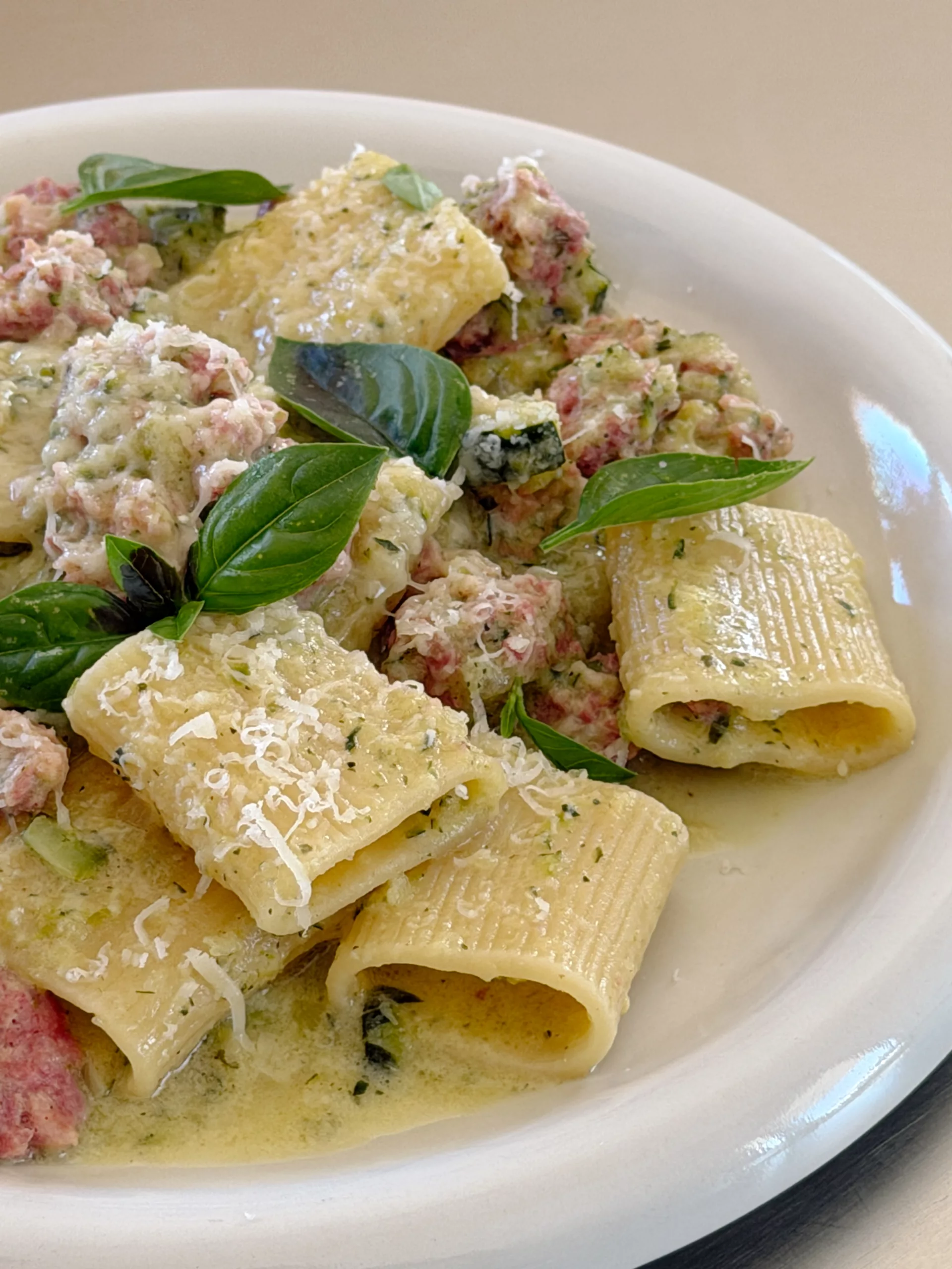 Calamarata saucisse italienne et crème de courgettes sans crème.