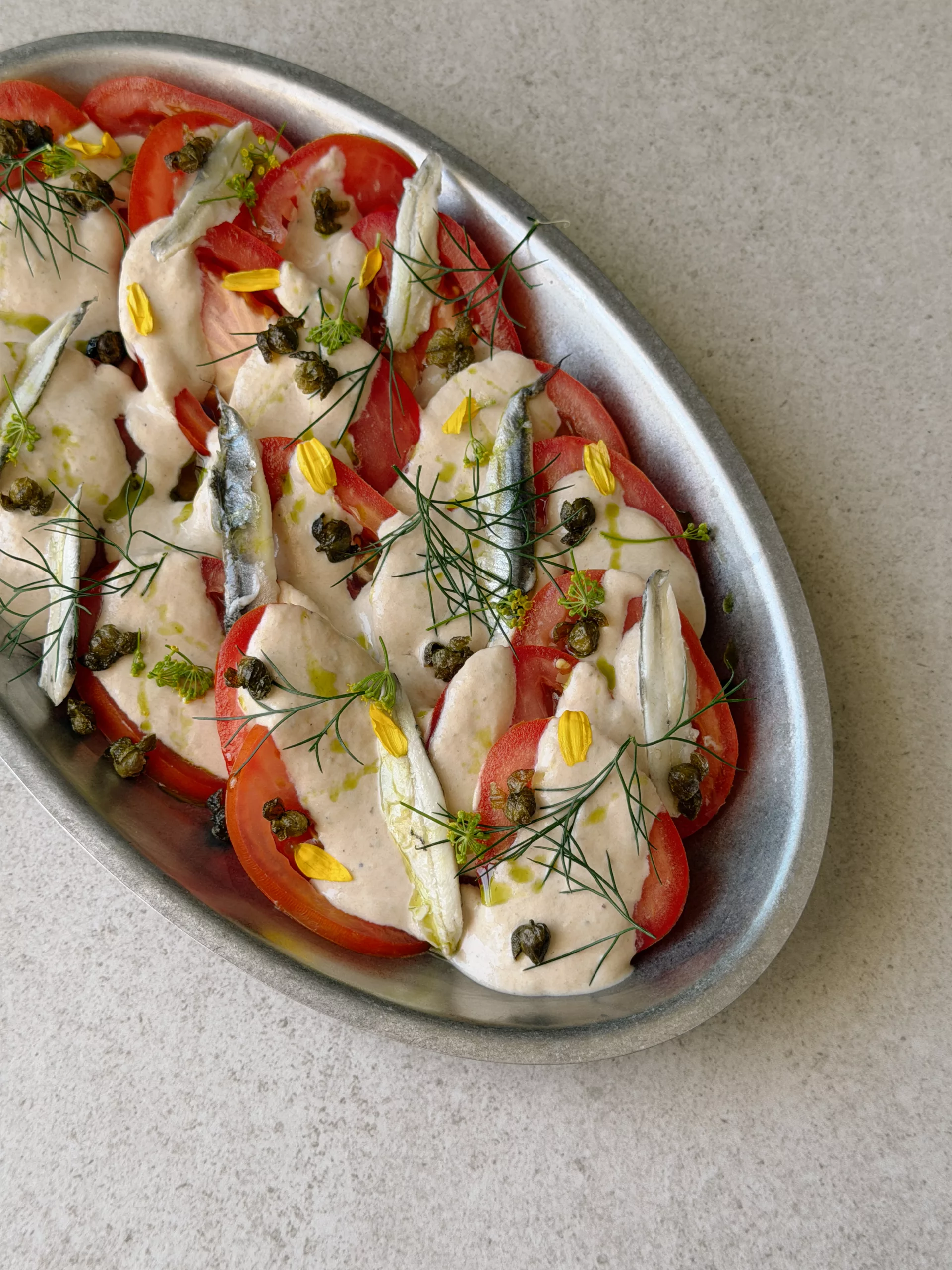 Carpaccio de tomates, tonnato léger et câpres frits.