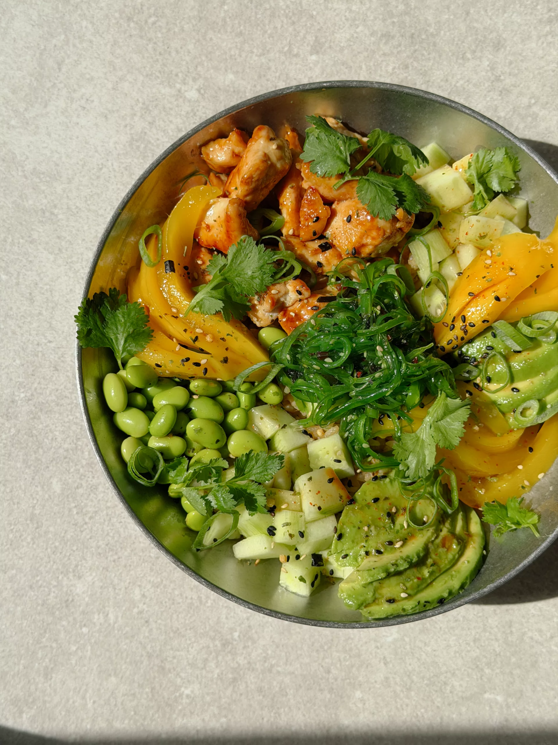 Crispy poke à la mangue et poulet