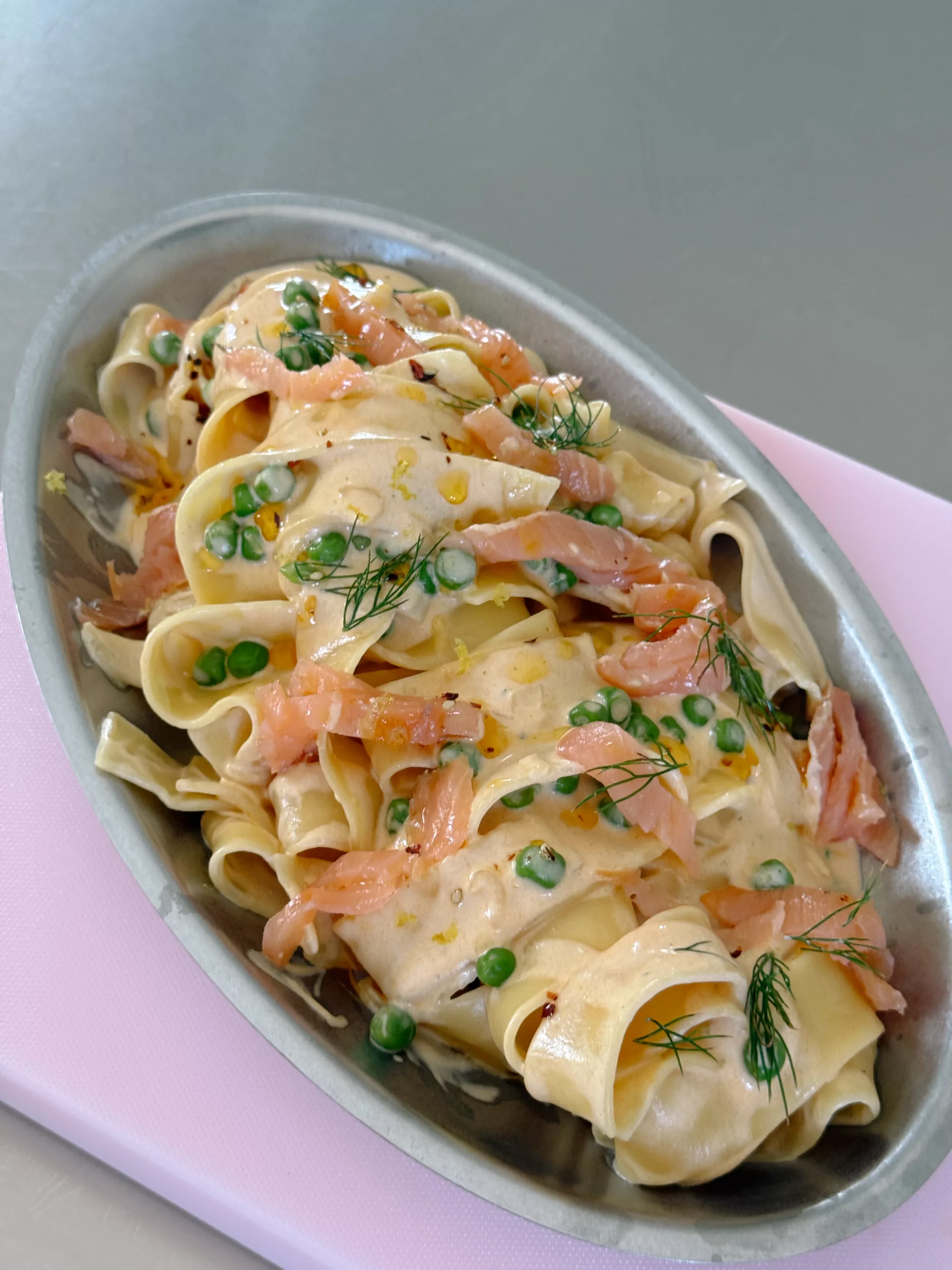 Tagliatelle au saumon fumé / petit pois & chili oil.