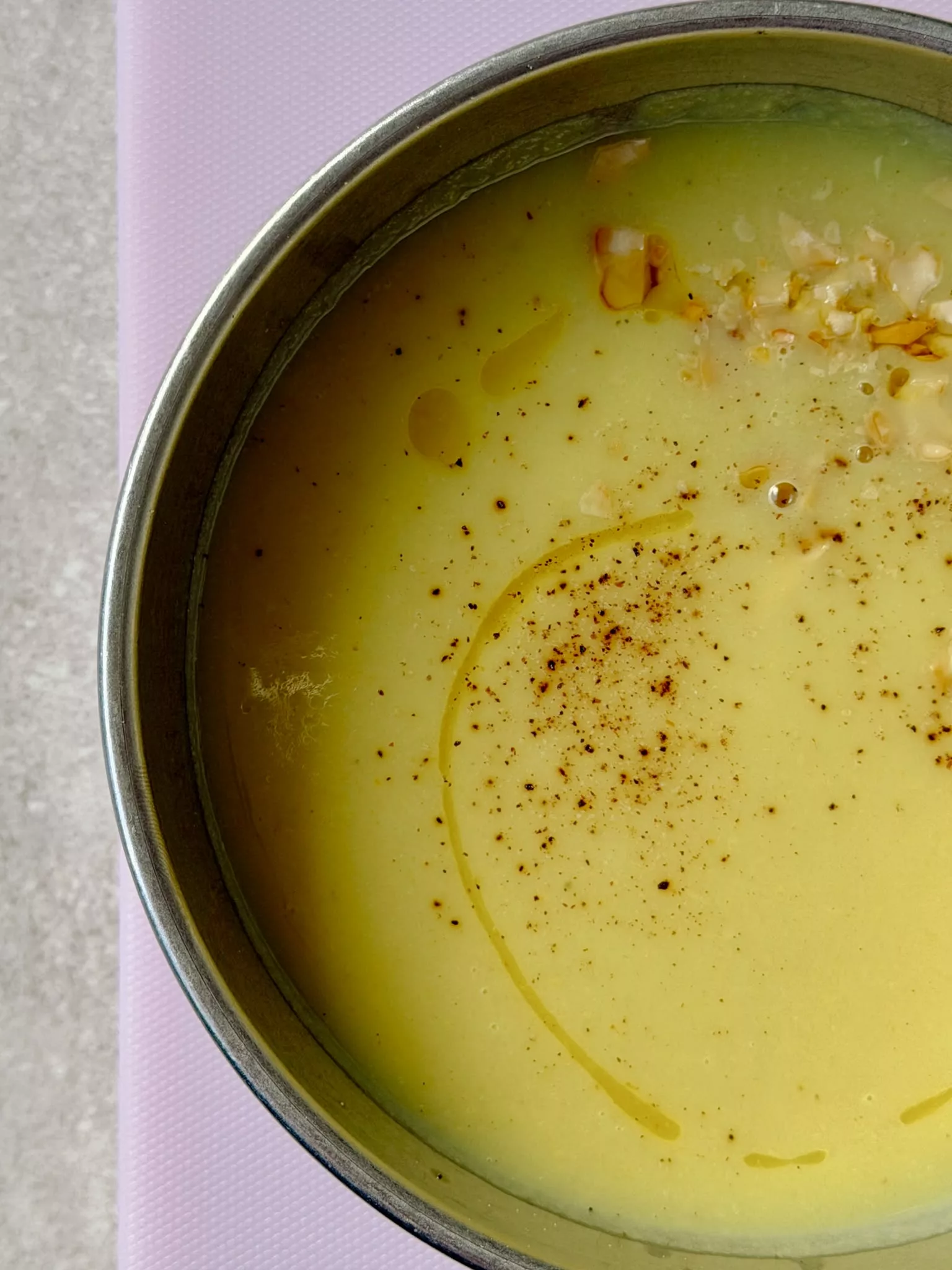 Potage de céleri-rave, pomme et curry de Madras